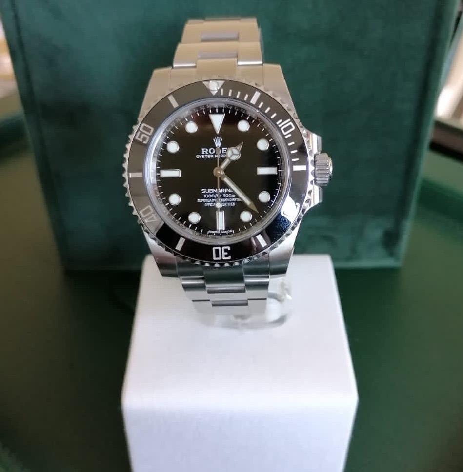 This Rolex Submariner 41mm black bezel wrist watch is set in an solid-link Oyster steel bracelet.

Unisex the Rolex boasts an unidirectional rotatable bezel with luminescent hour markers making it legible underwater. 

A cerachrom insert in black