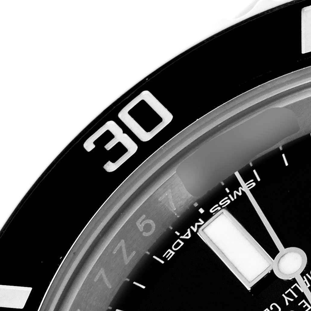 Rolex Submariner Black Dial Ceramic Bezel Steel Mens Watch 114060 Box Card. Mouvement automatique à remontage automatique, officiellement certifié chronomètre. Boîtier en acier inoxydable de 40.0 mm de diamètre. Logo Rolex sur la couronne. Lunette
