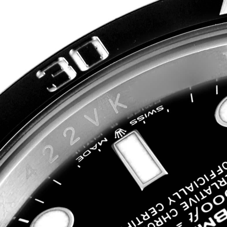 Rolex Submariner schwarzes Zifferblatt Keramik Lünette Stahl Herrenuhr 126610 Box Card. Offiziell zertifiziertes Chronometerwerk mit automatischem Aufzug. Gehäuse aus Edelstahl mit einem Durchmesser von 41 mm. Rolex Logo auf der Krone. Einseitig