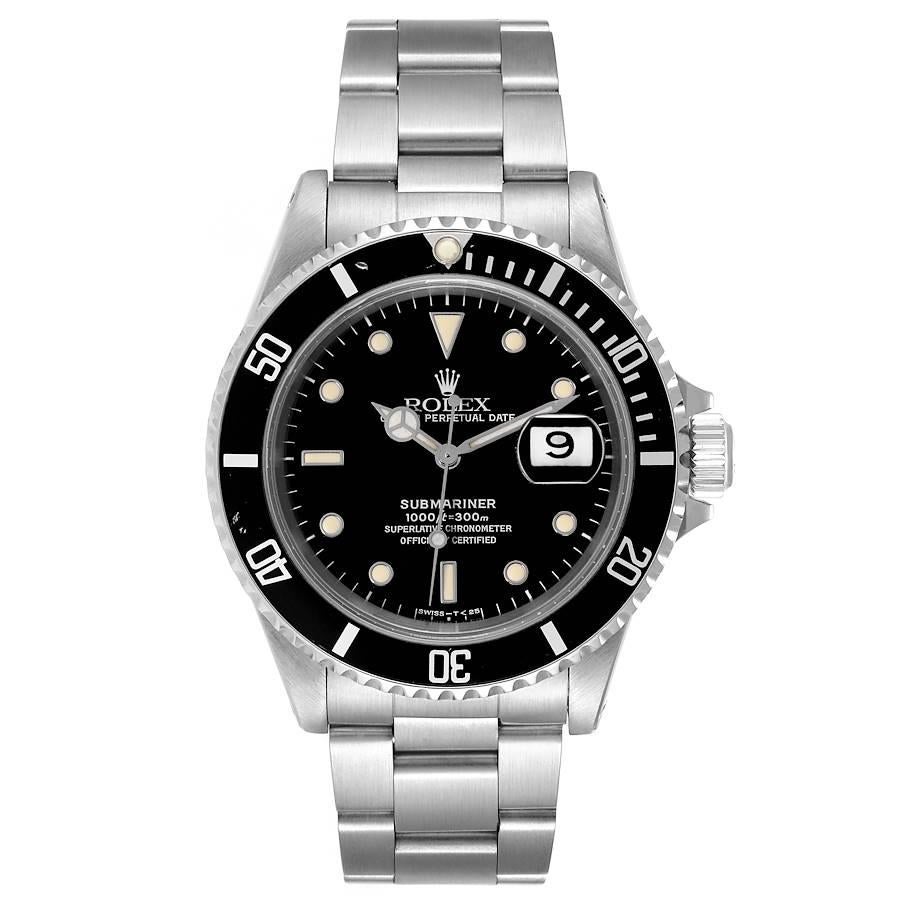 Rolex Submariner Schwarzes Zifferblatt Stahl Herrenuhr 16610. Offiziell zertifiziertes Chronometerwerk mit automatischem Aufzug. Gehäuse aus Edelstahl mit einem Durchmesser von 40.0 mm. Rolex Logo auf einer Krone. Spezielle einseitig drehbare