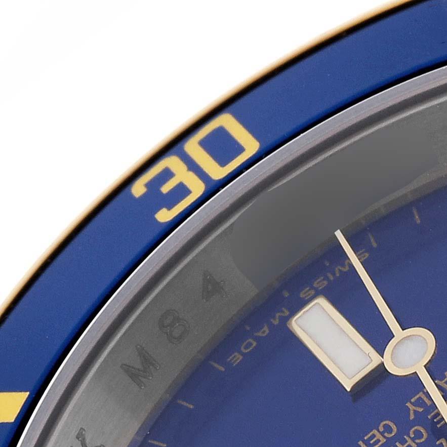 Rolex Submariner Blue Dial Steel Yellow Gold Mens Watch 16613 Box Card. Mouvement automatique à remontage automatique, officiellement certifié chronomètre. Boîtier en acier inoxydable et or jaune 18k de 40 mm de diamètre. Logo Rolex sur la couronne.