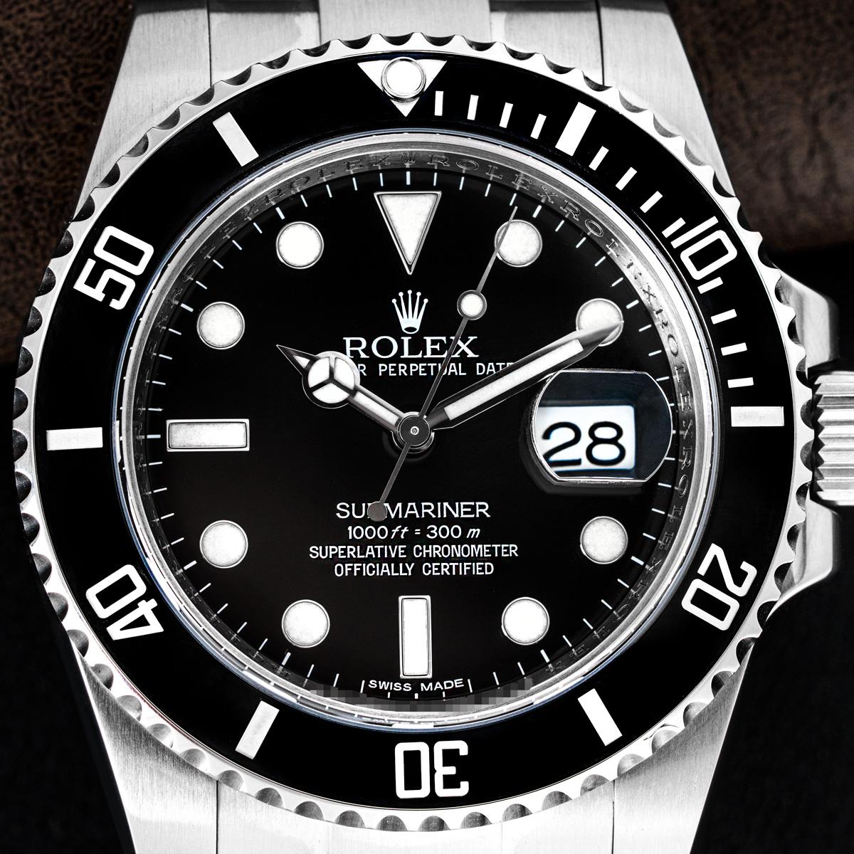 Eine Submariner Date aus Edelstahl von Rolex. Sie verfügt über ein schwarzes Zifferblatt, eine Datumsanzeige und eine einseitig drehbare Lünette mit 60-Minuten-Teilung. Ausgestattet mit einem Oyster-Armband und einer Oysterlock-Faltschließe. Die Uhr
