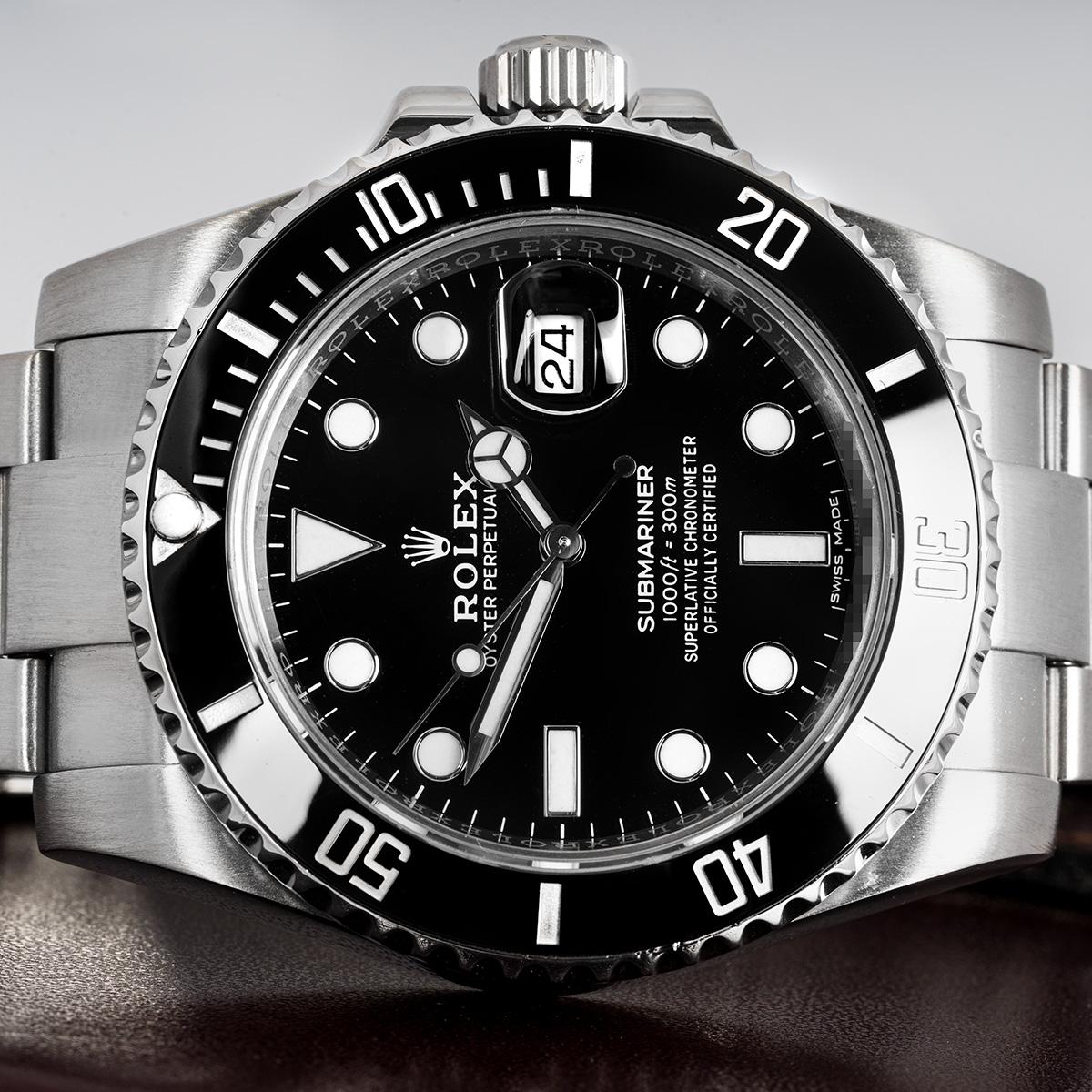 Eine 40 mm Submariner Date aus Stahl von Rolex. Mit schwarzem Zifferblatt, einseitig drehbarer Lünette und schwarzem Einsatz mit 60-Minuten-Teilung.

Ausgestattet mit einem kratzfesten Saphirglas und angetrieben von einem Automatikwerk. Die Uhr ist