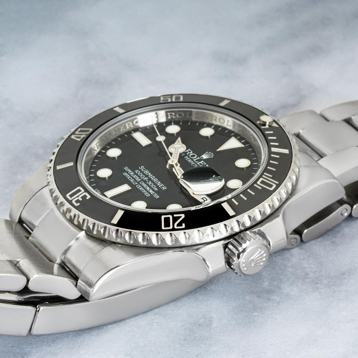 Eine Submariner Date aus Edelstahl von Rolex. Sie verfügt über ein schwarzes Zifferblatt, eine Datumsanzeige und eine einseitig drehbare Lünette mit 60-Minuten-Teilung. Ausgestattet mit einem Oyster-Armband und einer Oysterlock-Faltschließe. Die Uhr