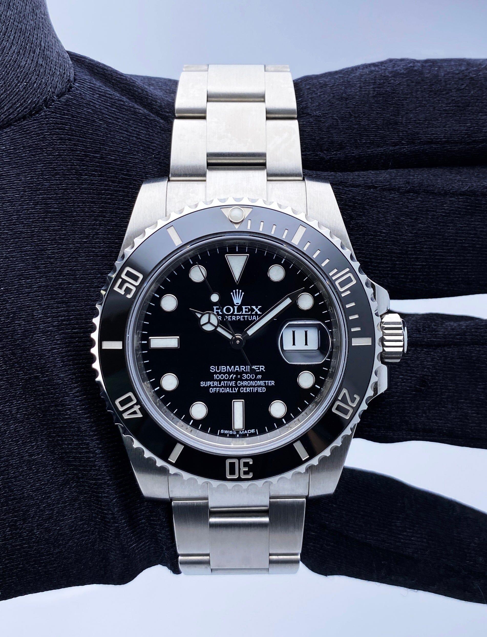 Rolex Oyster Perpetual Date Submariner 116610LN Herrenuhr. 40mm Edelstahlgehäuse. Einseitig drehbare Edelstahllünette mit schwarzem Keramikeinsatz. Schwarzes Zifferblatt mit Leuchtzeigern und -markierungen aus Stahl. Datumsanzeige auf der