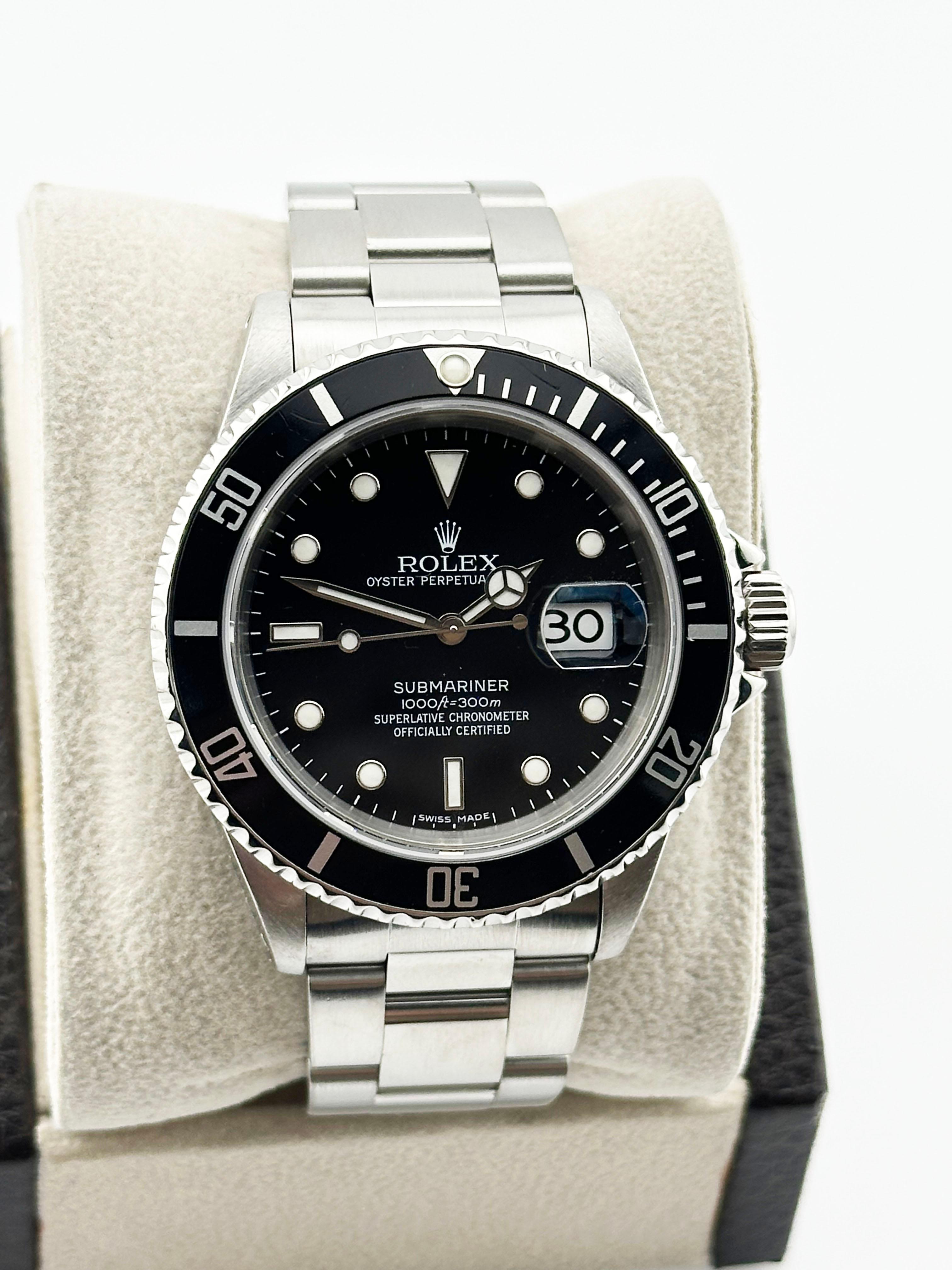 Stil Nummer: 16610

Seriennummer: W198***

Jahr: 1995

Modell: Rolex Submariner 

MATERIAL des Gehäuses: Rostfreier Stahl 

Band: Rostfreier Stahl

Lünette: Schwarz 

Zifferblatt: Schwarz 

Gesicht: Saphirglas 

Gehäusegröße: 40mm