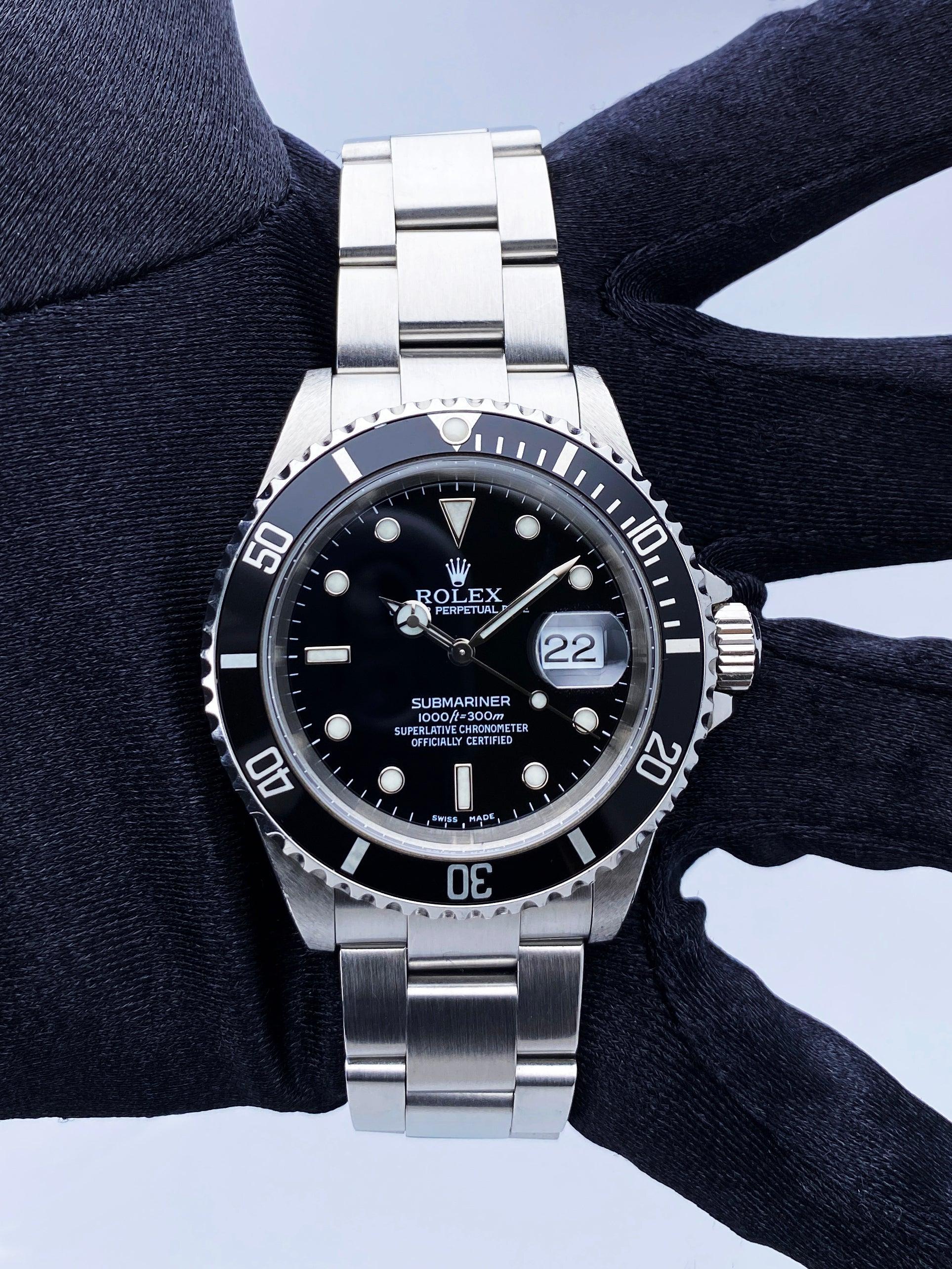 Montre Rolex Oyster Perpetual Date Submariner 16610 pour homme. Boîtier en acier inoxydable de 40 mm. Lunette tournante unidirectionnelle en acier inoxydable avec insert noir. Cadran noir avec aiguilles et index lumineux en acier. Affichage de la
