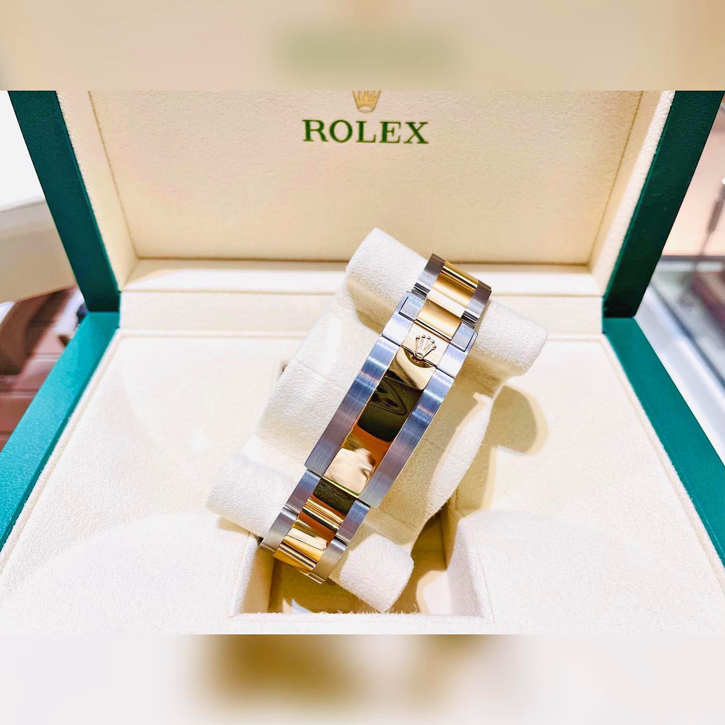 Montre Rolex Submariner Date, 18 carats YG/SS, cadran noir, réf. 126613LN, non portée, 2022 Pour hommes en vente