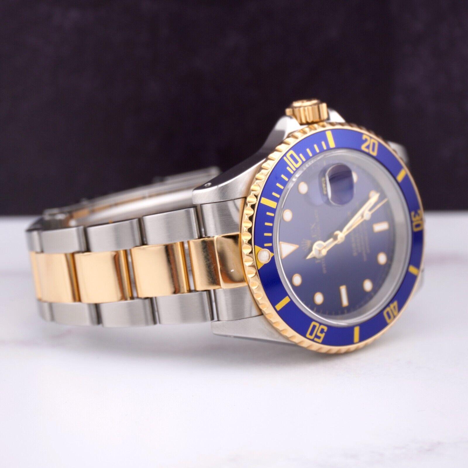 Montre Rolex Submariner 40mm. Une montre d'occasion avec boîte d'origine et papiers 1998. La montre est 100% authentique et est accompagnée d'une carte d'authenticité. La référence de la montre est 16613 et elle est en excellent état (voir photos).