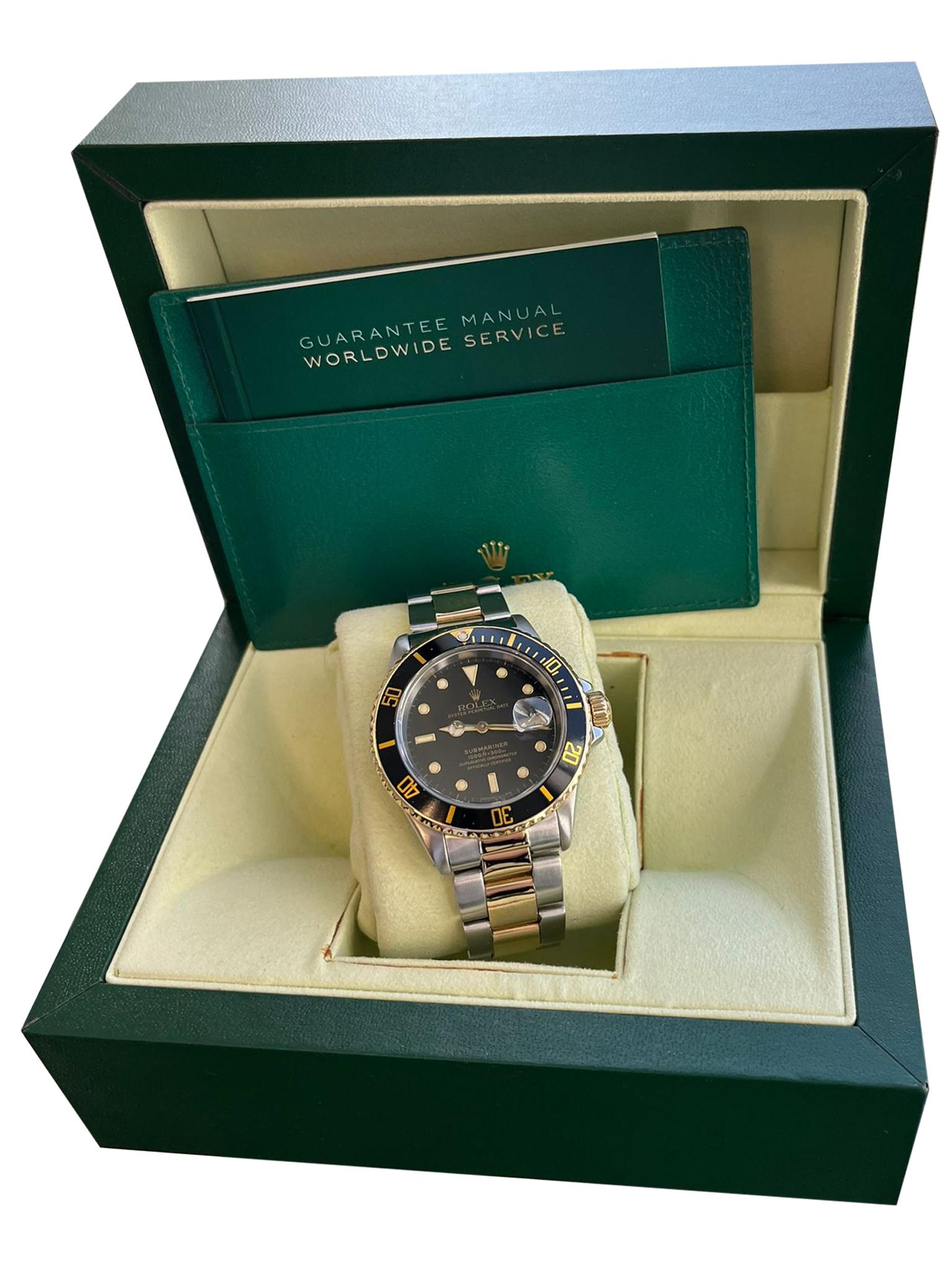 Rolex Submariner Steel Yellow Gold Black Dial Mens Watch 16613 Box Papers. Mouvement automatique à remontage automatique, officiellement certifié chronomètre. Boîtier en acier inoxydable et or jaune 18k de 40 mm de diamètre. Logo Rolex sur la