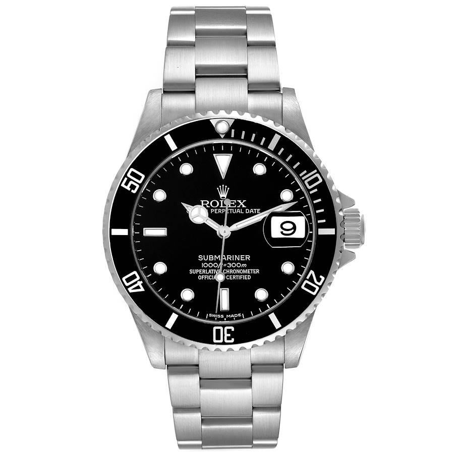 Rolex Submariner Date 40mm schwarzes Zifferblatt Stahl Herrenuhr 16610 Box Card. Offiziell zertifiziertes Chronometerwerk mit automatischem Aufzug. Gehäuse aus Edelstahl mit einem Durchmesser von 40.0 mm. Rolex Logo auf der Krone. Spezielle
