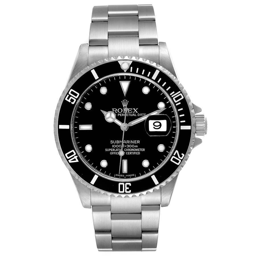 Rolex Submariner Date 40mm schwarzes Zifferblatt Stahl Herrenuhr 16610. Offiziell zertifiziertes Chronometerwerk mit automatischem Aufzug. Gehäuse aus Edelstahl mit einem Durchmesser von 40.0 mm. Rolex Logo auf der Krone. Spezielle einseitig
