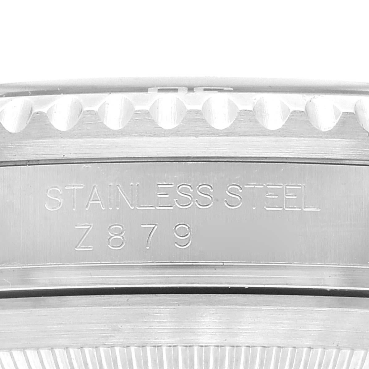 Rolex Submariner Date 40mm schwarzes Zifferblatt Stahl Herrenuhr 16610. Offiziell zertifiziertes Chronometerwerk mit automatischem Aufzug. Gehäuse aus Edelstahl mit einem Durchmesser von 40.0 mm. Rolex Logo auf der Krone. Spezielle einseitig