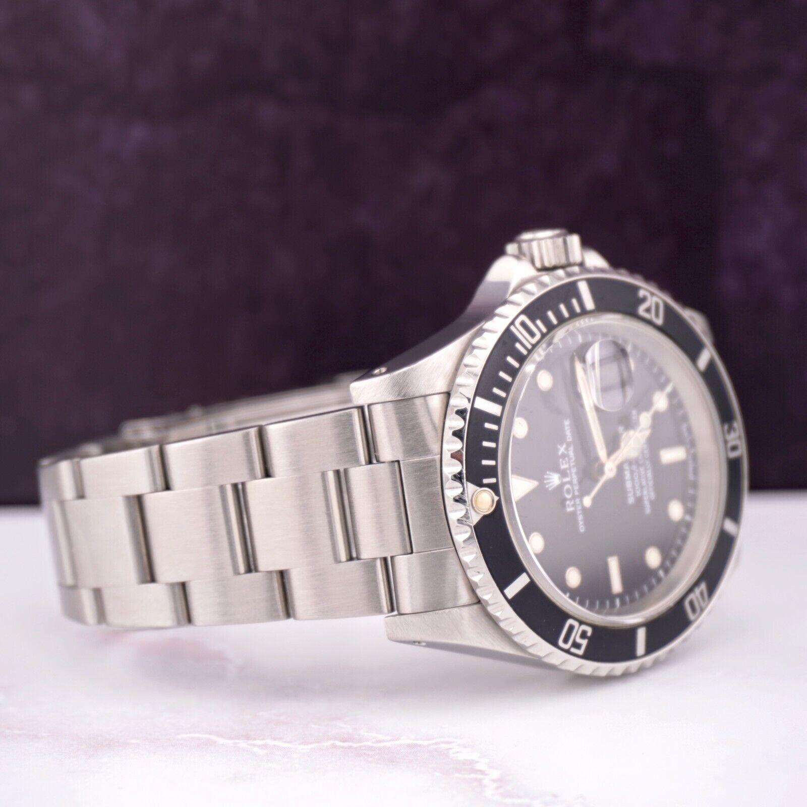 Montre Rolex Submariner Date 40mm. Une montre d'occasion avec boîte cadeau. La montre est 100% authentique et est accompagnée d'une carte d'authenticité. La référence de la montre est 16610 et elle est en très bon état (voir photos). Le cadran est