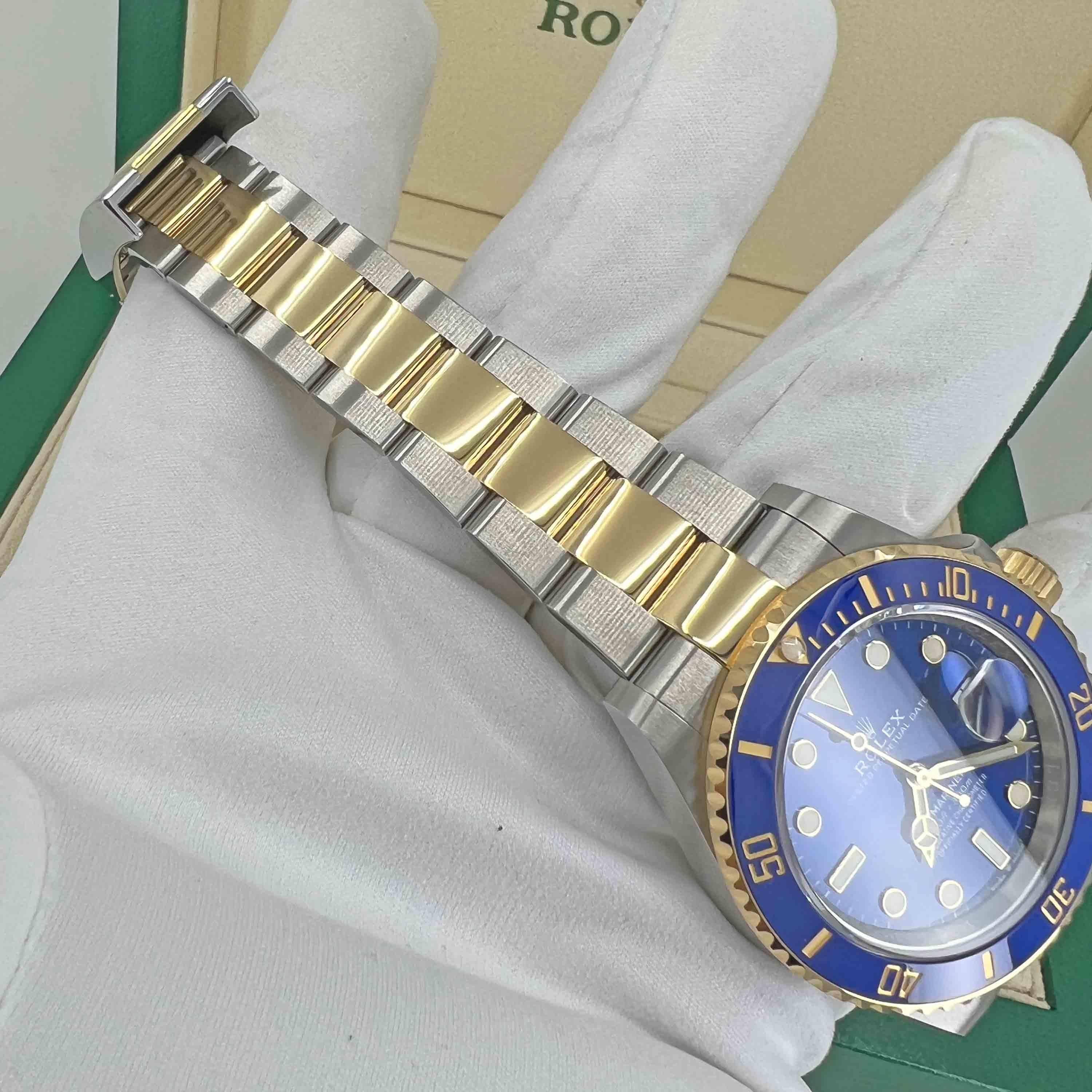 Montre Submariner Date Rolex, 18 carats YG/SS, cadran bleu, réf. 126613LB, non portée, 2022 en vente 11