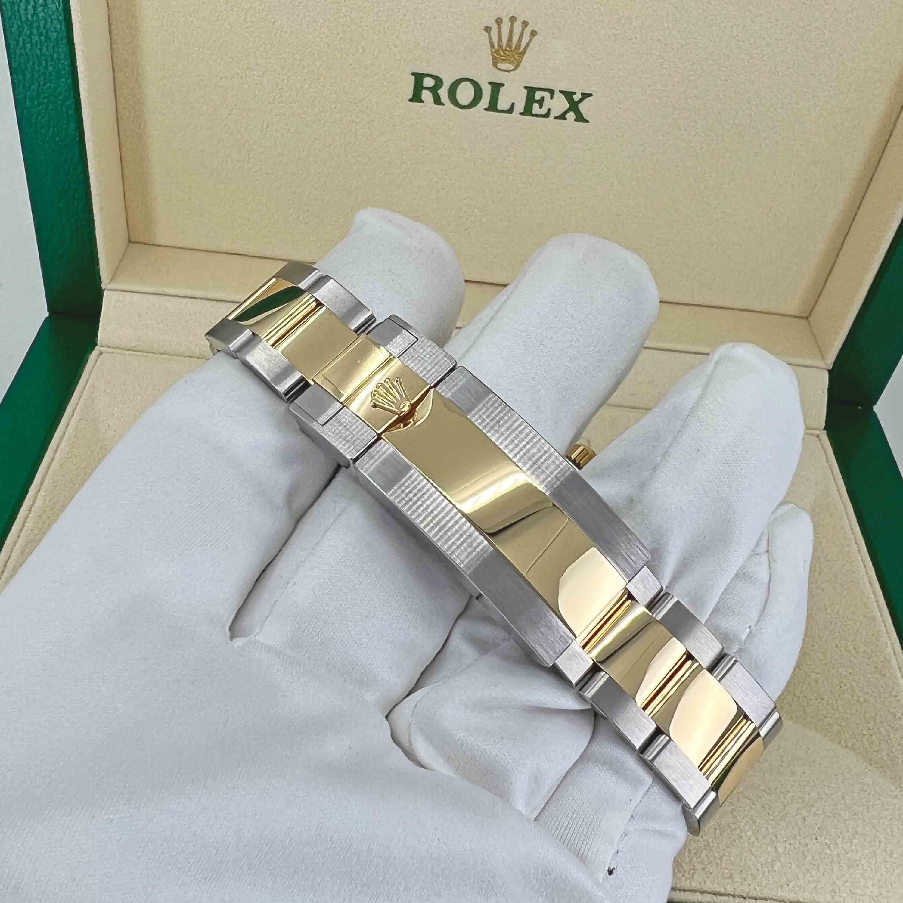 Montre Submariner Date Rolex, 18 carats YG/SS, cadran bleu, réf. 126613LB, non portée, 2022 en vente 12