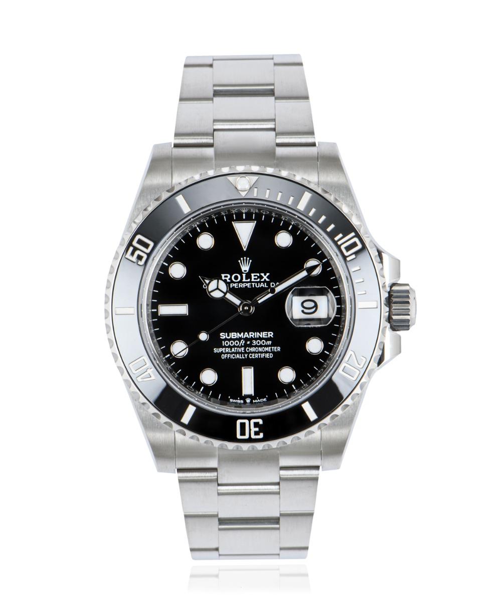 Une Submariner Date de 41 mm en Oystersteel de Rolex, non portée. Dotée d'un cadran noir, complétée par une lunette tournante unidirectionnelle en céramique noire avec graduations 60 minutes revêtues de platine.

Elle est équipée d'un verre saphir