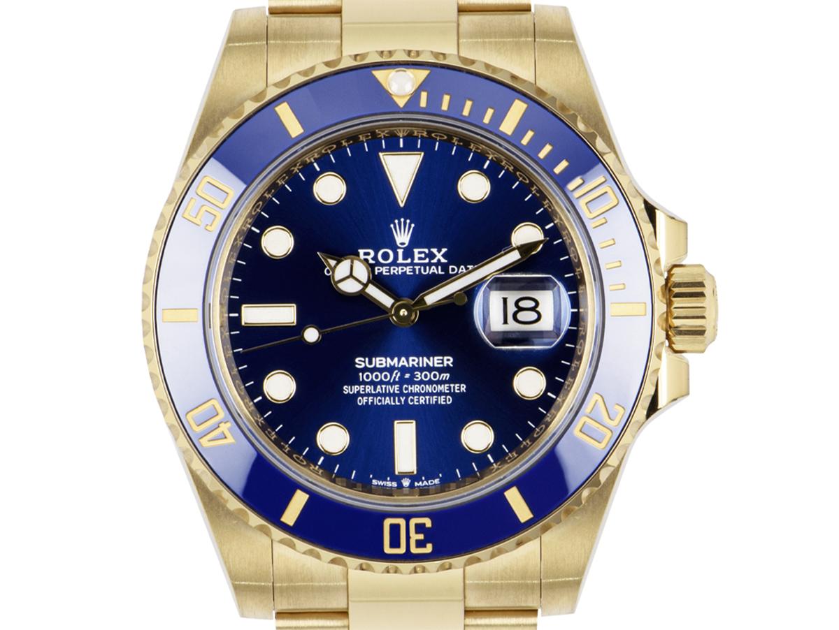 <p>Eine ungetragene 41mm Submariner Date in Gelbgold von Rolex. Sie verfügt über ein königsblaues Zifferblatt und eine einseitig drehbare Lünette aus blauer Keramik mit 60-Minuten-Teilung, die mit Gold beschichtet ist. Das Oyster-Armband ist mit