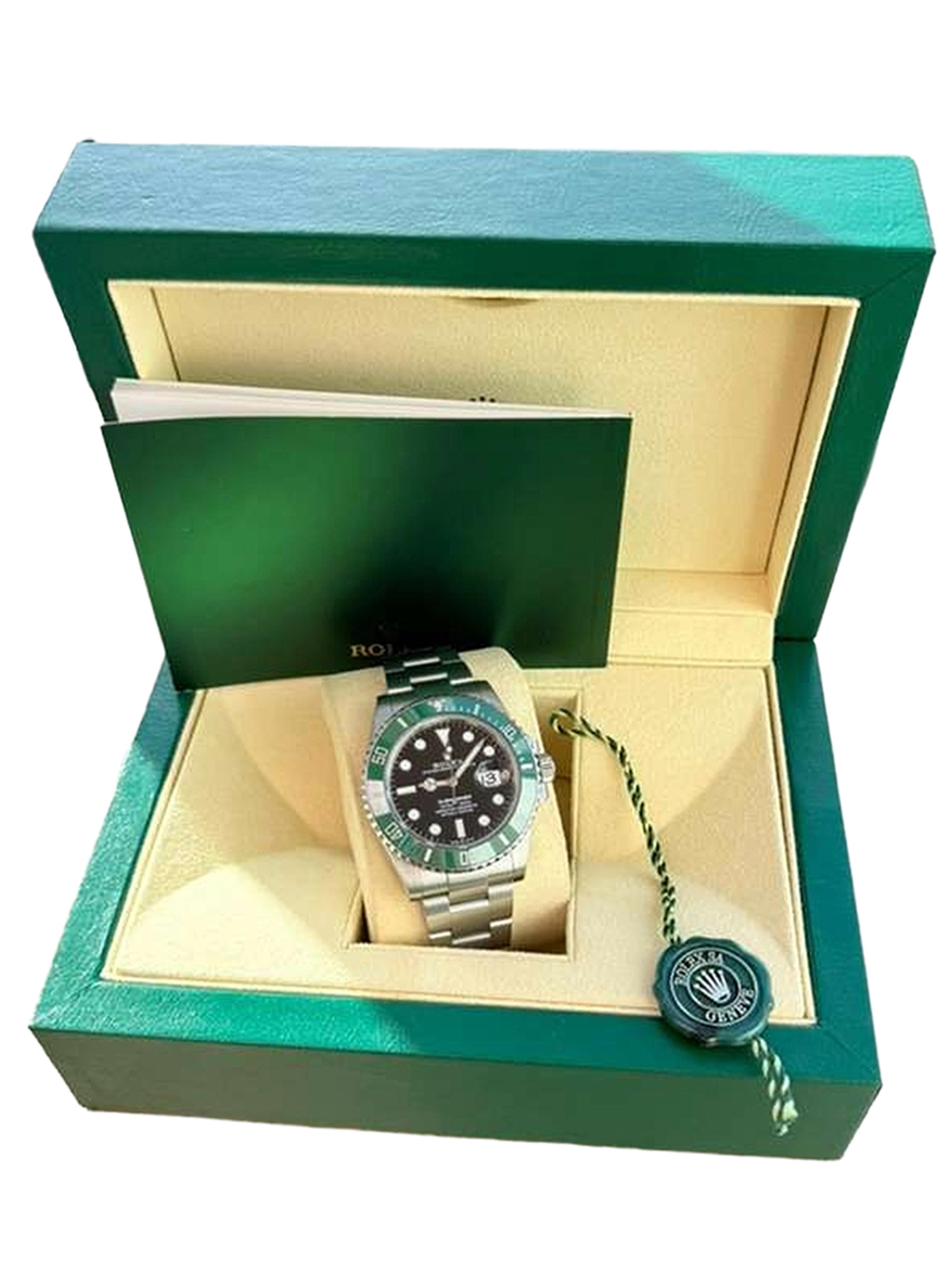 L'Oyster Perpetual Submariner Date in Oystersteel con inserto della lunetta Cerachrom in ceramica verde e quadrante nero con grandi indici luminescenti. La lunetta girevole del Submariner è una funzionalità chiave dell'orologio. Le sue graduazioni