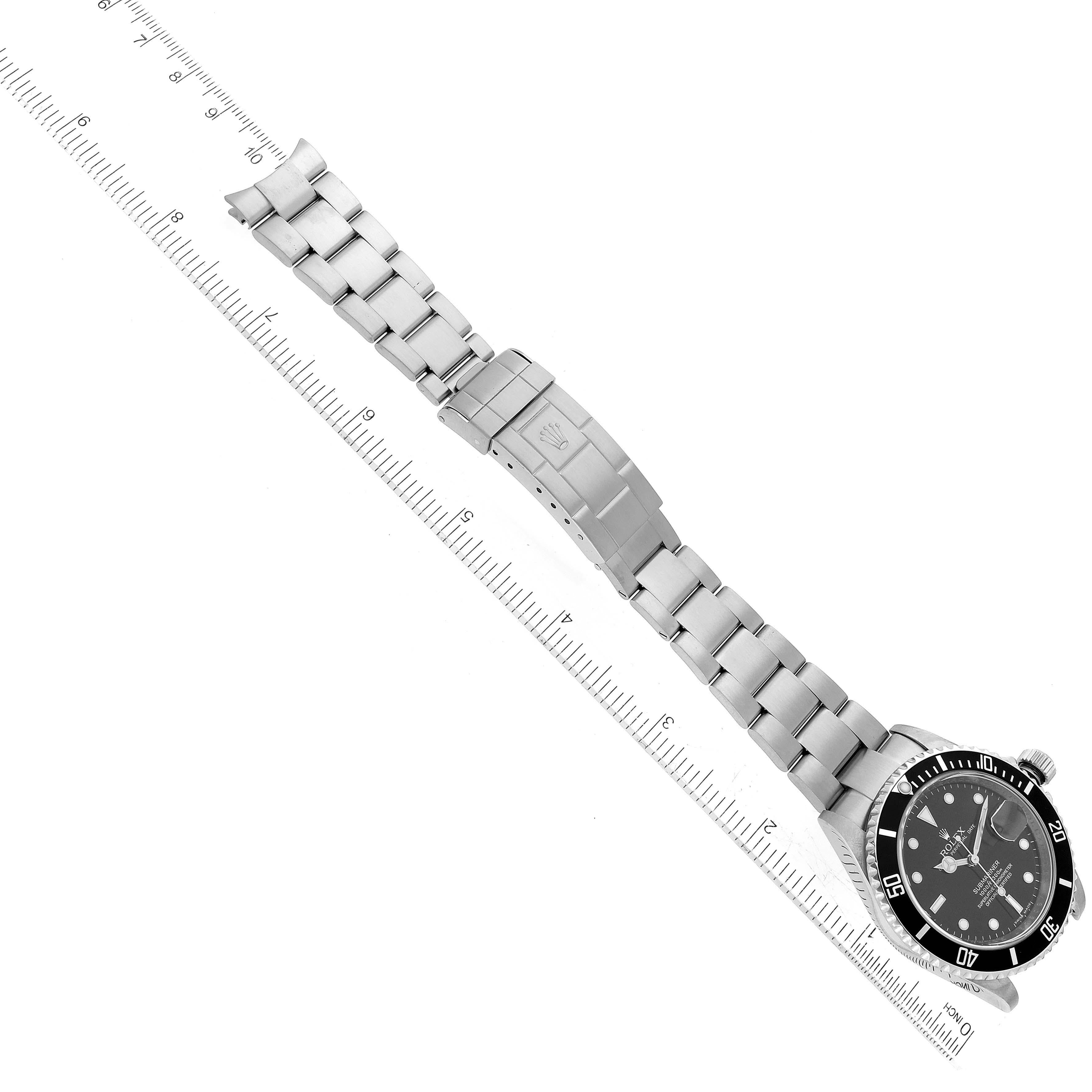 Rolex Montre Submariner Date en acier avec cadran noir et carte boîte pour hommes 16610 en vente 8