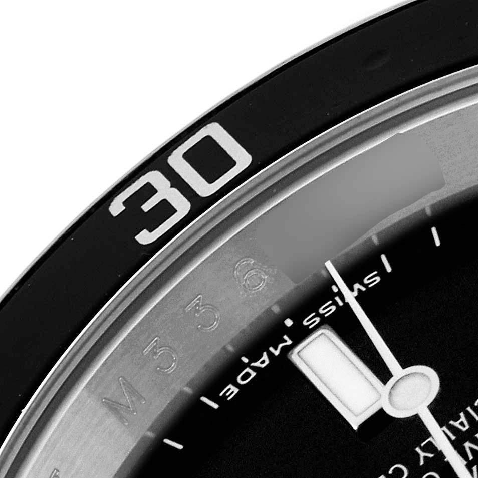 Rolex Submariner Date Black Dial Steel Mens Watch 16610 Box Card. Mouvement automatique à remontage automatique, officiellement certifié chronomètre. Boîtier en acier inoxydable de 40.0 mm de diamètre. Logo Rolex sur la couronne. Lunette tournante