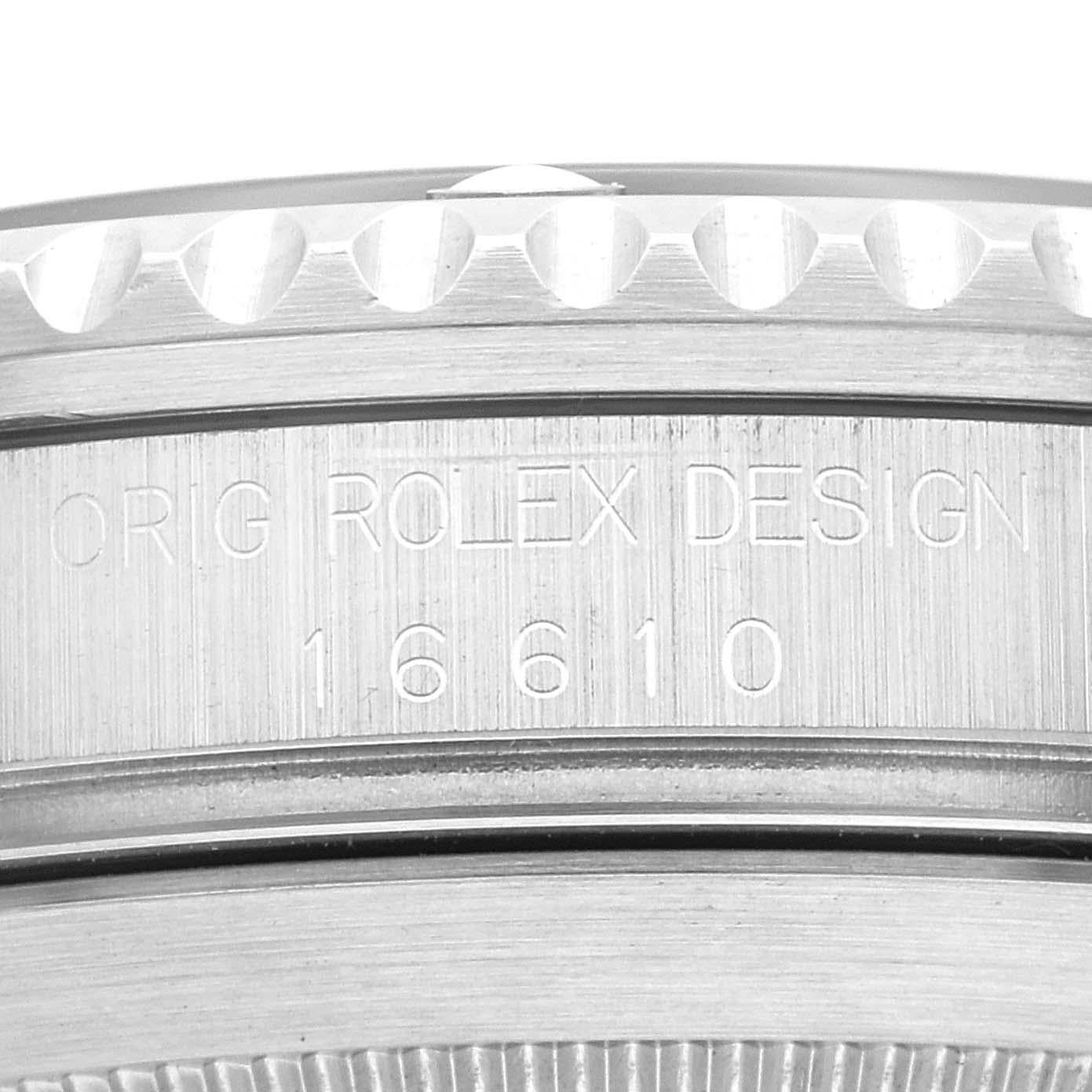 Rolex Submariner Datum schwarzes Zifferblatt Stahl Herrenuhr 16610 Box Papiere. Offiziell zertifiziertes Chronometerwerk mit automatischem Aufzug. Gehäuse aus Edelstahl mit einem Durchmesser von 40.0 mm. Rolex Logo auf der Krone. Spezielle einseitig