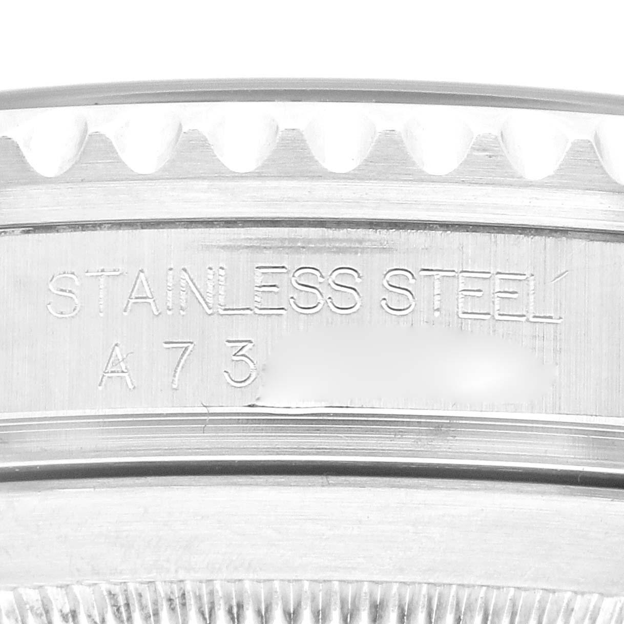 Rolex Submariner Datum schwarzes Zifferblatt Stahl Herrenuhr 16610 Box Papiere. Offiziell zertifiziertes Chronometerwerk mit automatischem Aufzug. Gehäuse aus Edelstahl mit einem Durchmesser von 40.0 mm. Rolex Logo auf der Krone. Spezielle einseitig