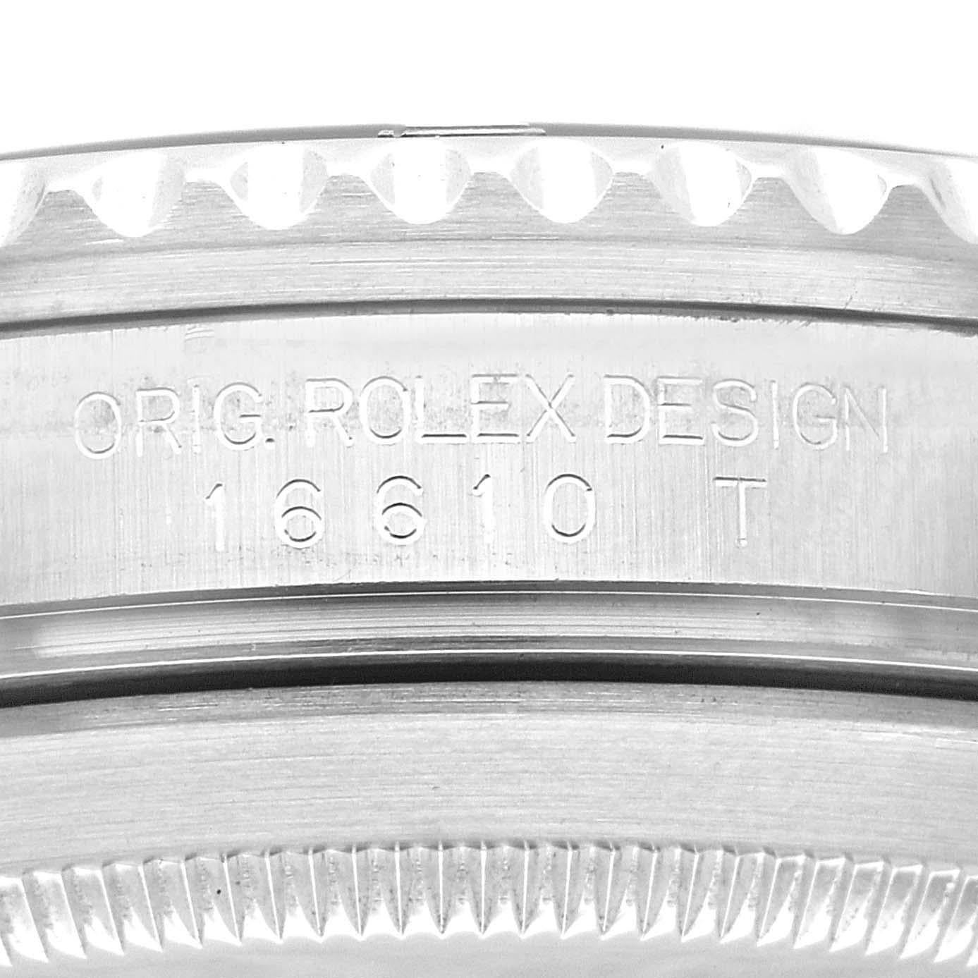 Rolex Submariner Date Black Dial Steel Mens Watch 16610. Mouvement automatique à remontage automatique, officiellement certifié chronomètre. Boîtier en acier inoxydable de 40.0 mm de diamètre. Logo Rolex sur la couronne. Lunette tournante