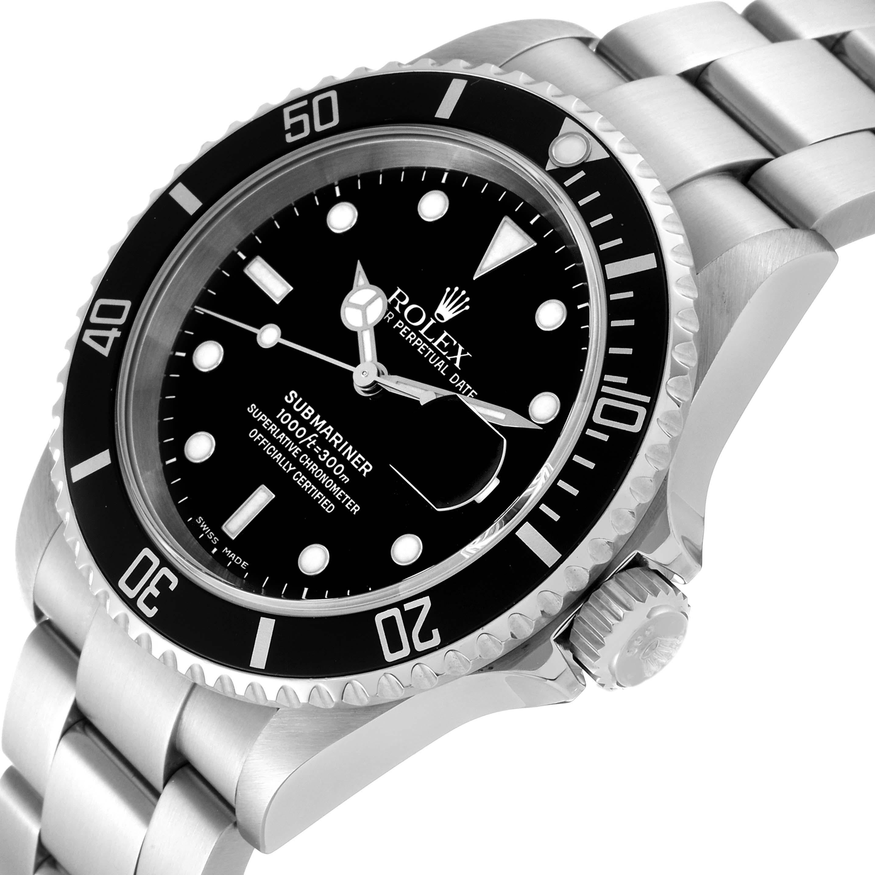 Rolex Submariner Date Schwarzes Zifferblatt Stahl Herrenuhr 16610. Offiziell zertifiziertes Chronometerwerk mit automatischem Aufzug. Gehäuse aus Edelstahl mit einem Durchmesser von 40.0 mm. Rolex Logo auf der Krone. Spezielle einseitig drehbare