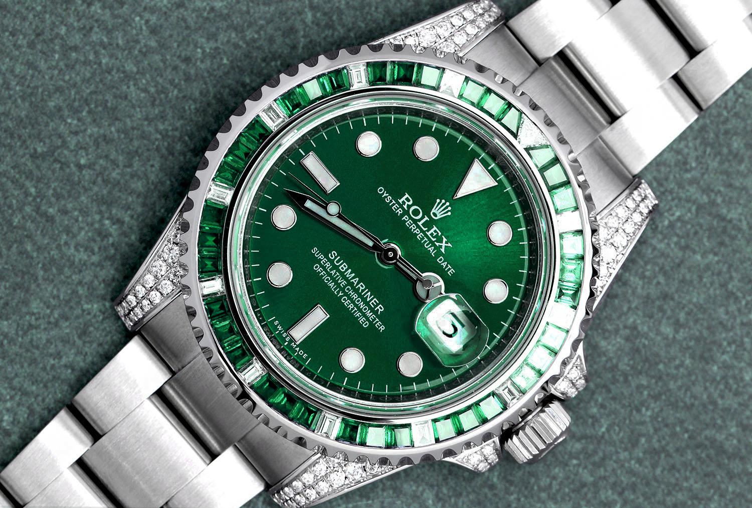 Rolex Submariner Datum benutzerdefinierte Diamant-Edelstahl-Uhr mit Smaragden/Diamanten Lünette Laschen und grünes Zifferblatt 116610. Die Uhr wurde professionell poliert und wurde nach der Anpassung nie getragen. Es gibt absolut KEINE sichtbaren
