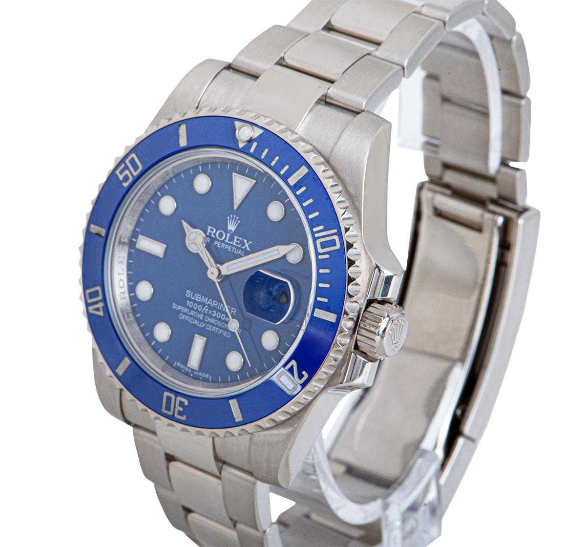 A 40mm 18k White Gold Oyster Perpetual Submariner Date Gents Wristwatch, blue dial with applied hour markers, date at 3 0'clock, an 18k white gold uni-directional rotating bezel with a blue ceramic bezel insert, an 18k white gold oyster bracelet