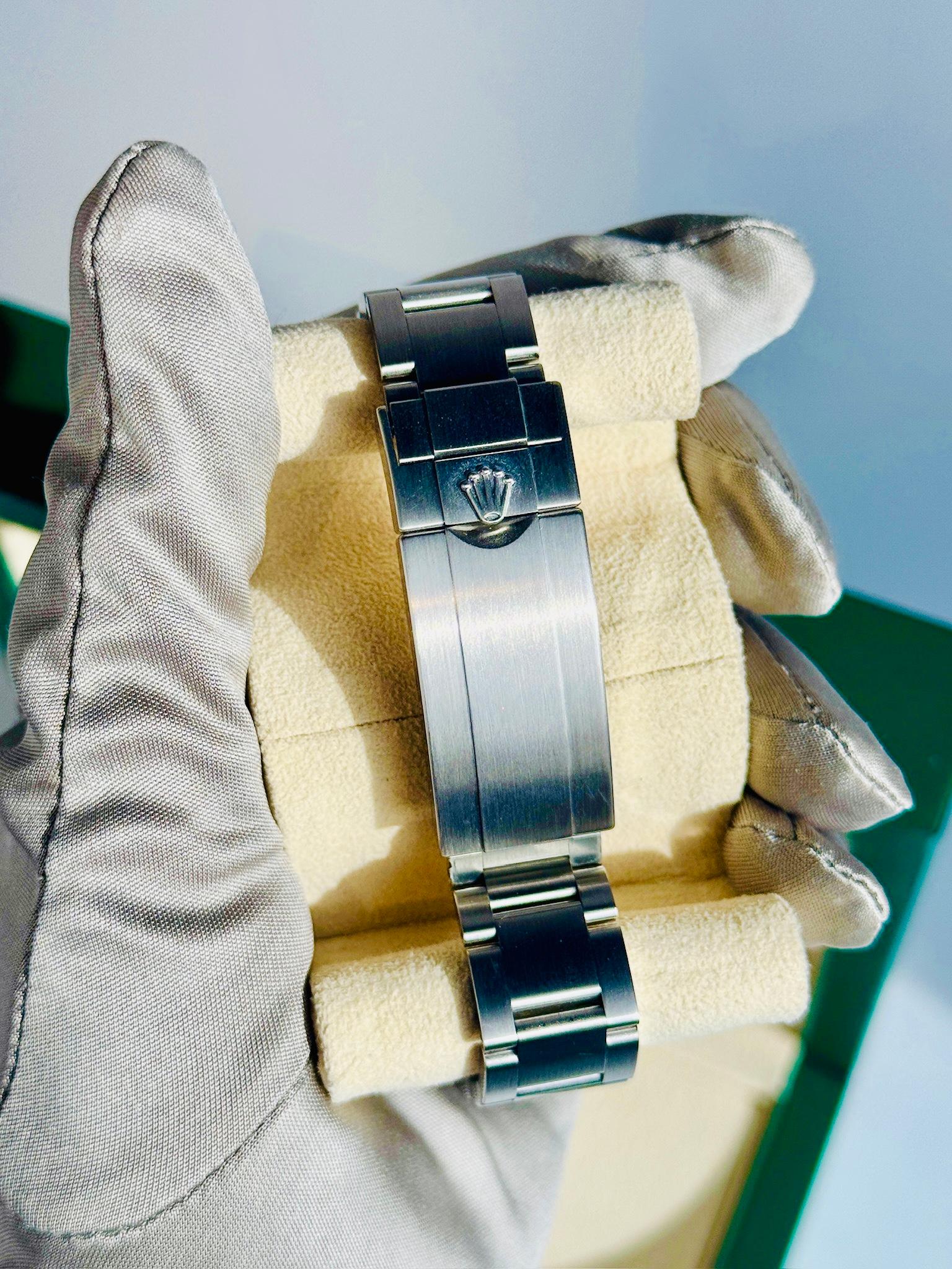 Rolex Submariner Date Hulk 40mm avec cadran vert Oyster SS Style : 116610LV Excellent état à Beverly Hills, CA