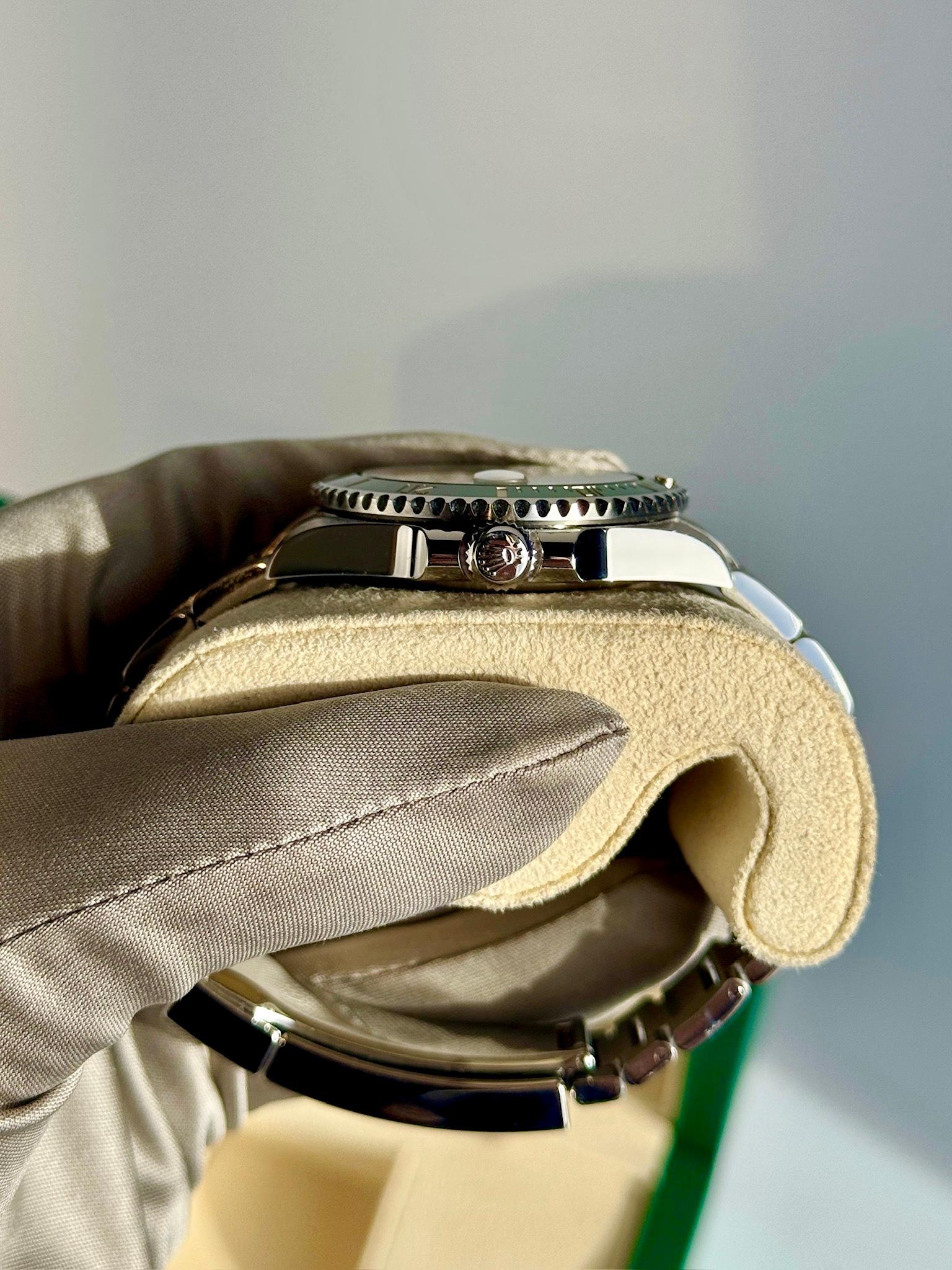  Rolex Submariner Date Hulk 40mm avec cadran vert Oyster SS Style : 116610LV Pour hommes 
