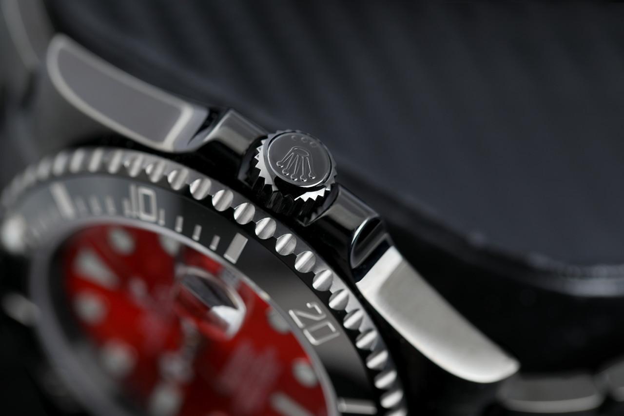 Montre Rolex Submariner Date Cadran rouge PVD/DLC noir en acier inoxydable 116610LN

Remarque : il s'agit d'une montre Rolex authentique jamais portée qui a été personnalisée avec un revêtement noir et un cadran rouge sur le marché secondaire. 