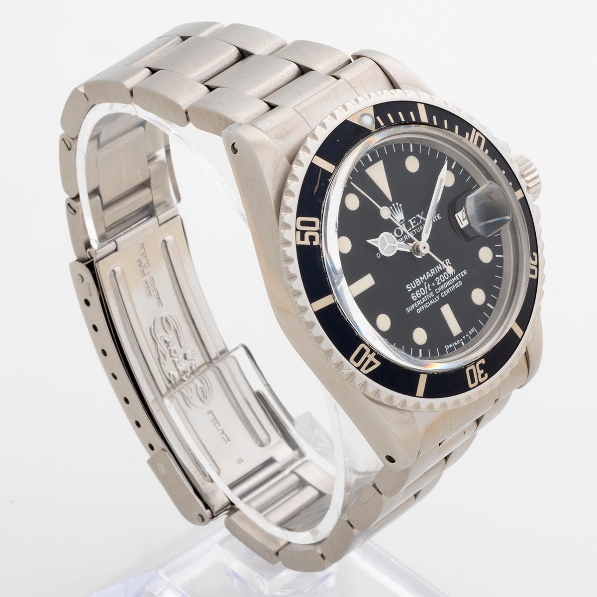 Nuestro Rolex Submariner Date vintage , referencia 1680, tiene una caja de acero inoxidable de 40 mm con brazalete de acero inoxidable. Presentado en excelente estado para su edad y tratándose de un Rolex deportivo de los años 70, la esfera y las