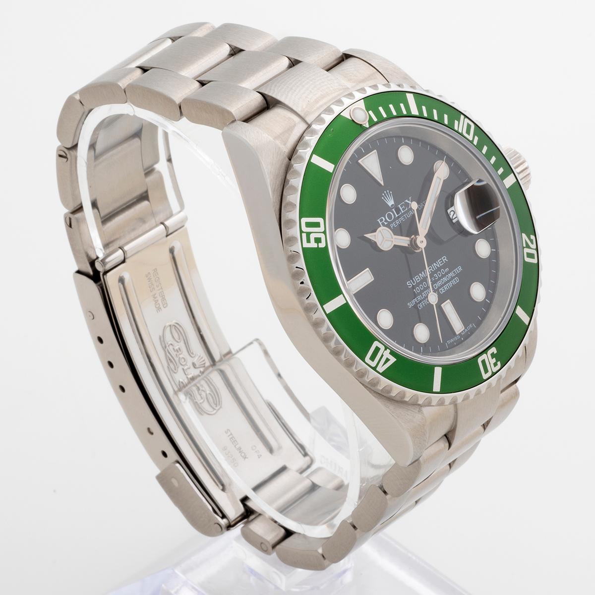 Nuestro Rolex Submariner Date referencia 16610LV tiene una caja de acero inoxidable de 40 mm con bisel verde giratorio y brazalete de acero inoxidable. Este ejemplar se presenta en un estado excepcional, probablemente uno de los mejores 