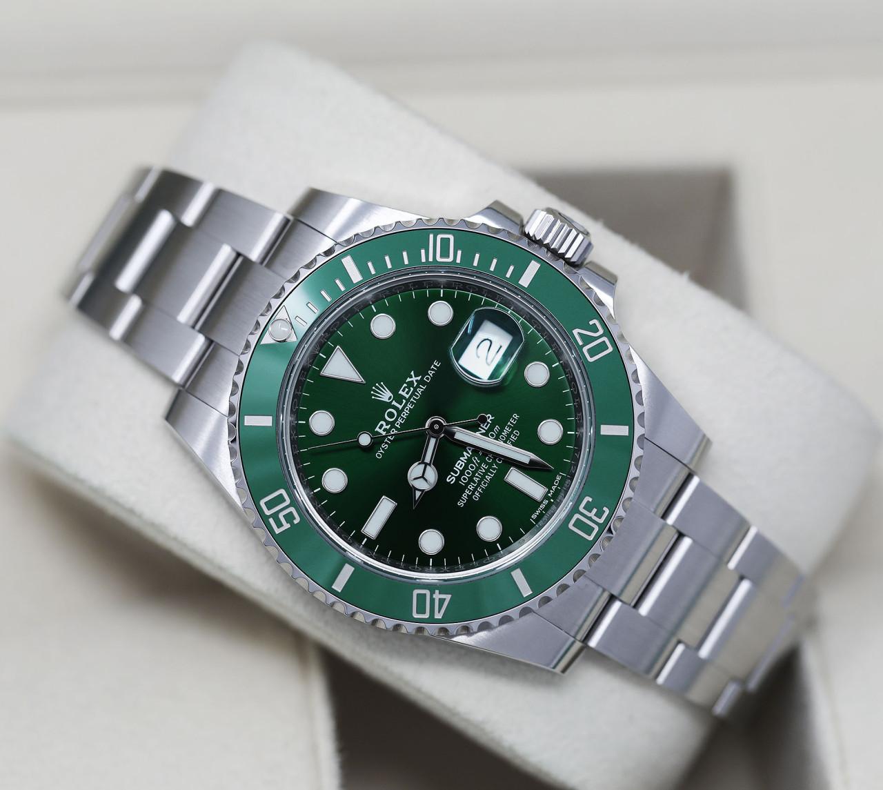 Rolex Submariner Date Stainless Steel Watch Green 'Hulk' Unworn 116610LV 

The Rolex Submariner Date 'Hulk' is designed with a 40mm stainless steel case with oyster architecture that features a green rotating ceramic bezel. The stunningly rich green