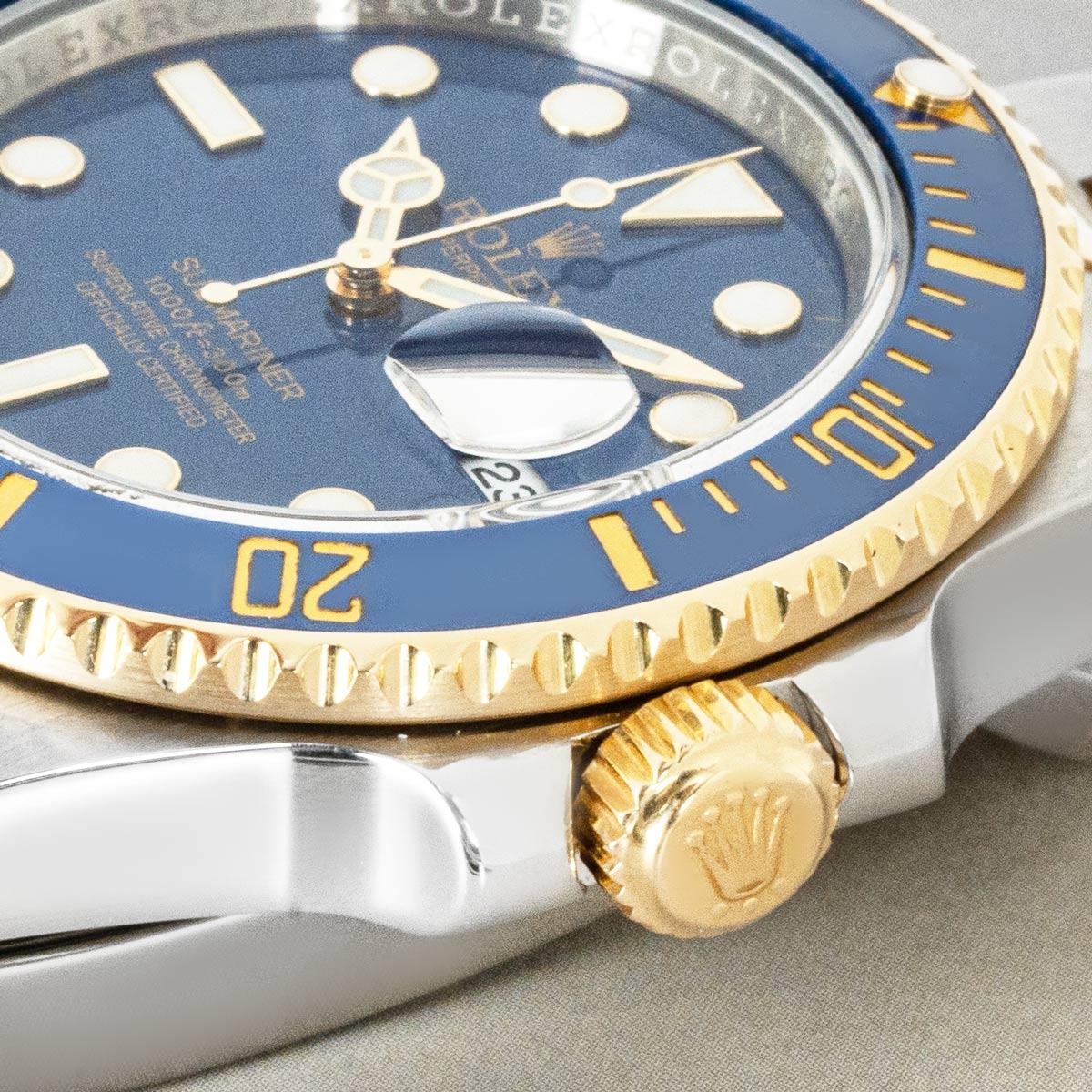 Eine 40 mm Submariner Date aus Edelstahl und Gelbgold von Rolex. Das blaue Zifferblatt wird durch eine einseitig drehbare Lünette aus Gelbgold mit blauem Keramikeinsatz ergänzt.

Ausgestattet mit kratzfestem Saphirglas, einem Automatikwerk und einem