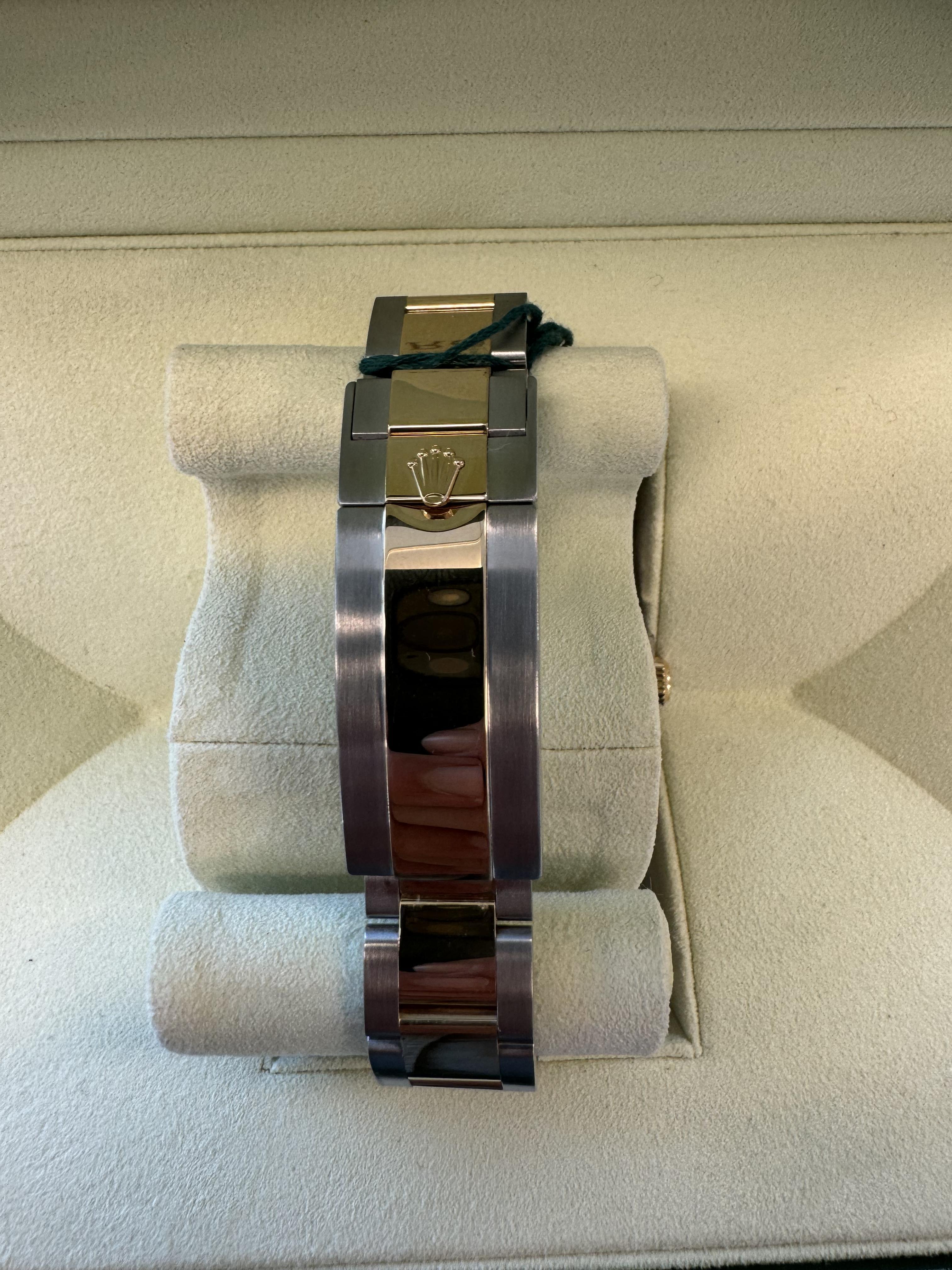 Rolex Submariner Date Two Tone Montre et papiers Excellent état - En vente à BEVERLY HILLS, CA