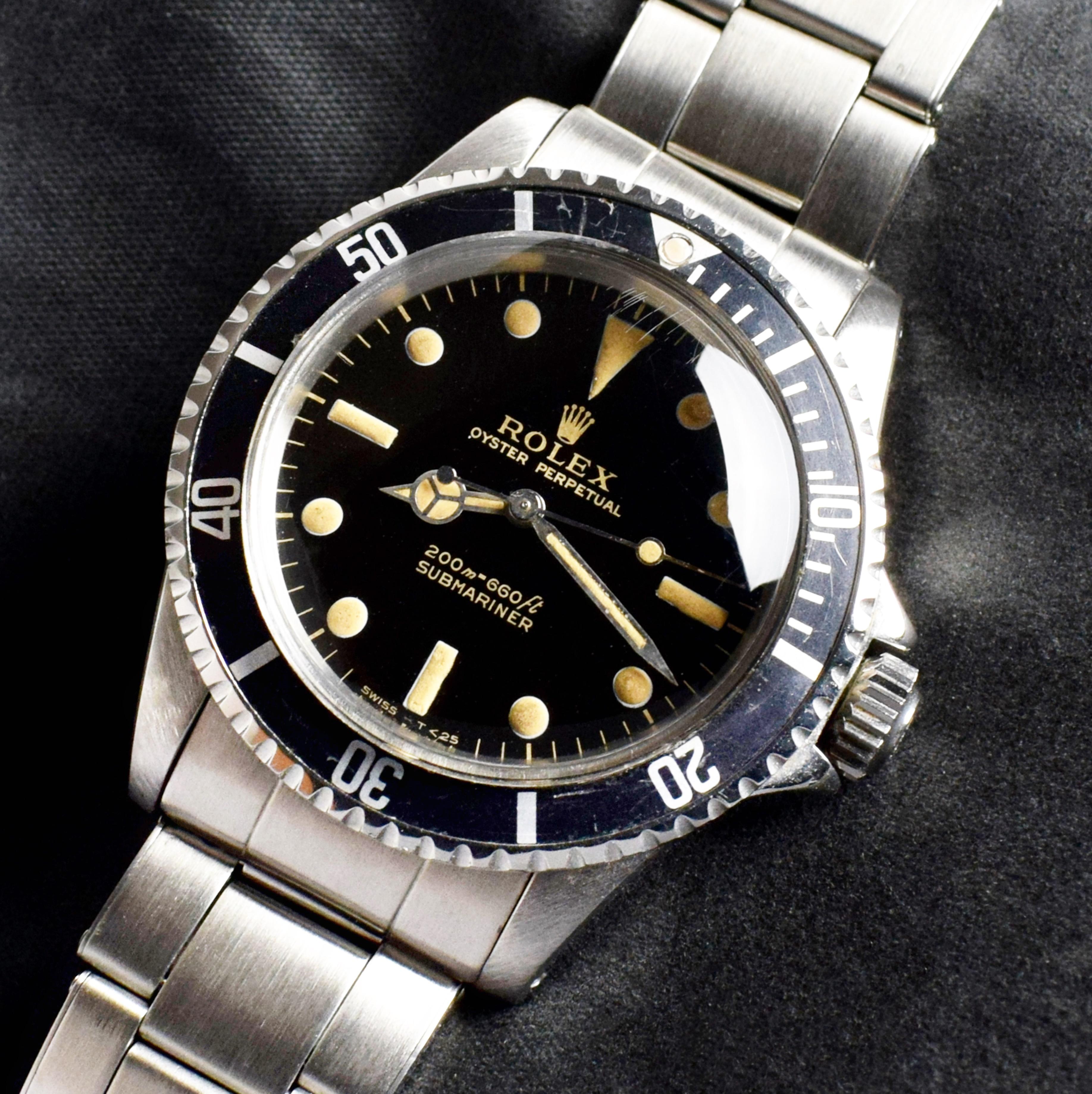 Marke: Vintage Rolex
Modell: 5513
Jahr: 1966
Seriennummer: 12xxxxx
Referenz: OT1512

Gehäuse: Weist Gebrauchsspuren auf mit leichter Politur von früher; Innenboden gestempelt 5513 VI.66

Zifferblatt: Aged Condition Glossy Gilt Tritium Zifferblatt,