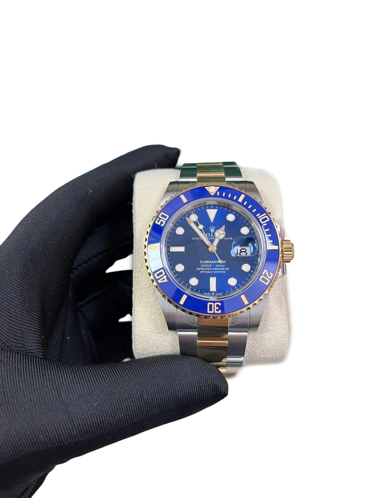 La Rolex Submariner 126613LB est un magnifique exemple de garde-temps bicolore, alliant harmonieusement l'allure luxueuse de l'or jaune 18 carats à la robustesse de l'Oystersteel. Cette fusion harmonieuse définit son esthétique sophistiquée. Logée