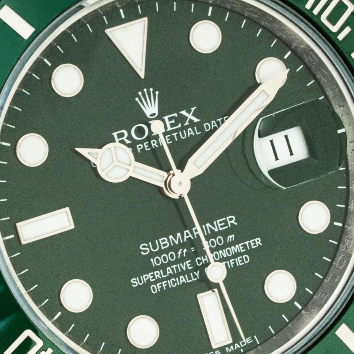 Eine Submariner Date Hulk aus Oystersteel von Rolex. Mit grünem Zifferblatt und grüner, einseitig drehbarer Keramiklünette mit 60-Minuten-Teilung. Ausgestattet mit einem kratzfesten Saphirglas, einem Automatikwerk und einem Oyster-Armband mit
