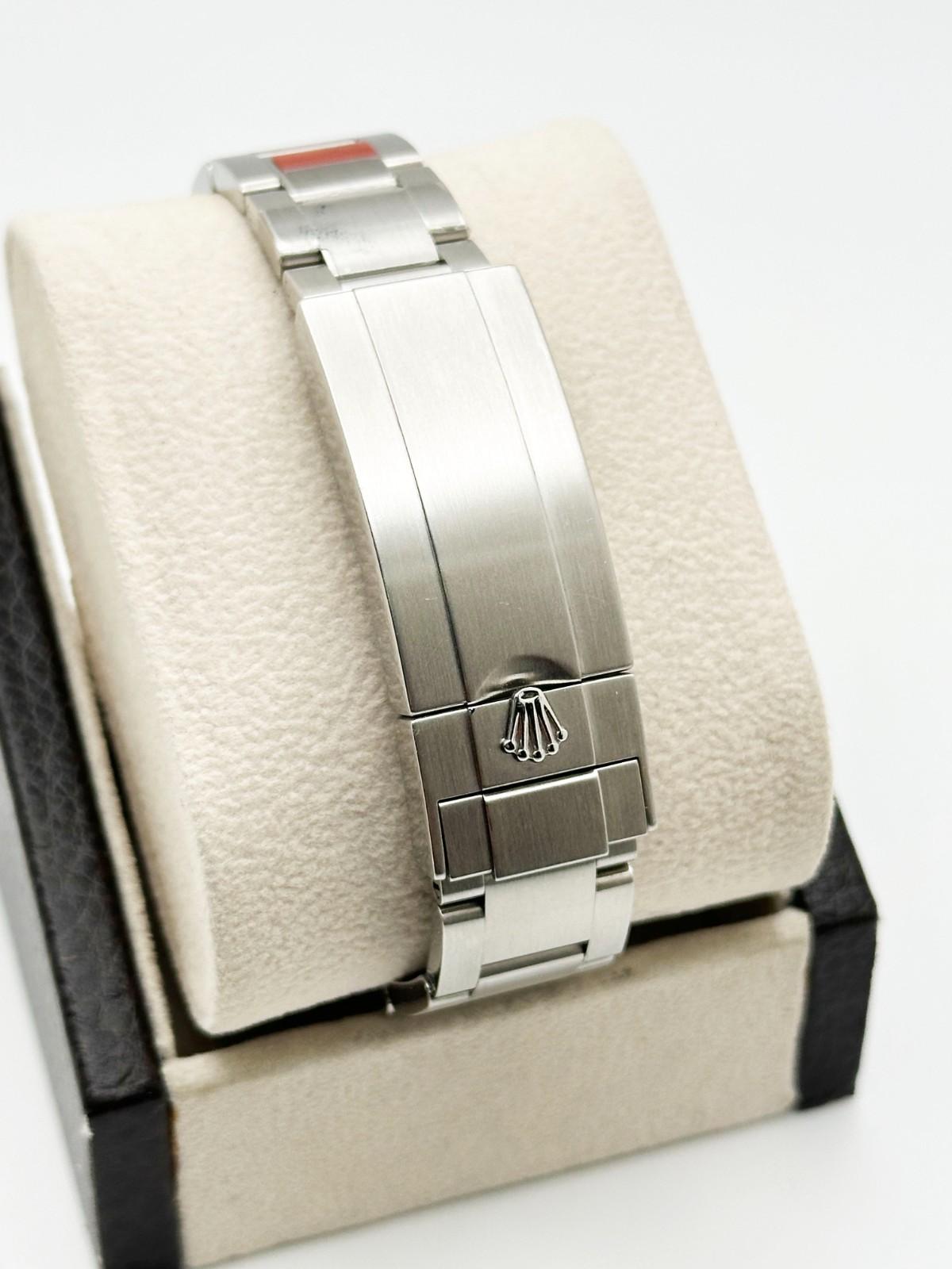 Rolex Submariner HULK 116610LV Grün Keramik Edelstahl Box Papier 40mm im Zustand „Hervorragend“ in San Diego, CA