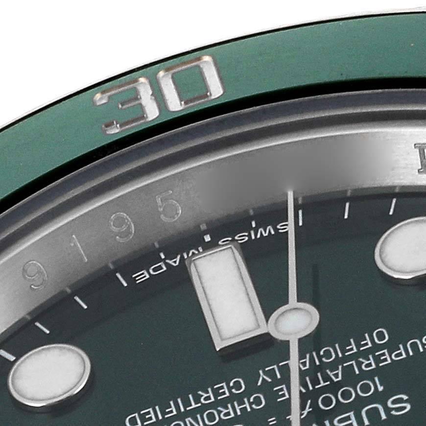 Rolex Submariner Hulk Grüne Stahl-Herrenuhr mit Zifferblatt Lünette 116610LV Box Card im Zustand „Hervorragend“ im Angebot in Atlanta, GA
