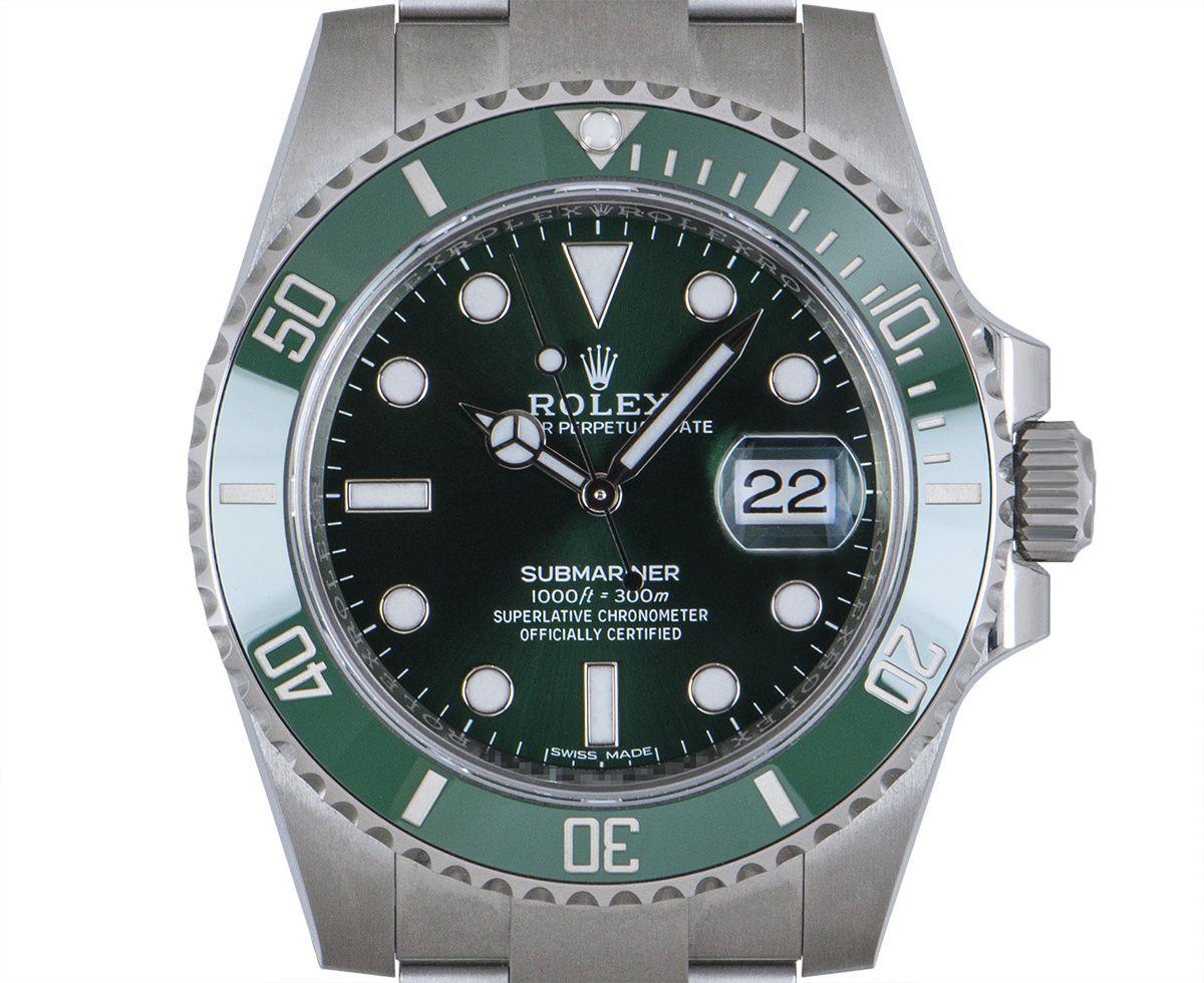 Eine ungetragene Submariner Hulk 116610LV von Rolex, jetzt erhältlich in unserem Showroom in London.

Dieser aus Oyster-Stahl gefertigte Zeitmesser mit grünem Zifferblatt und grüner, einseitig drehbarer Keramiklünette mit 60-Minuten-Teilung trägt
