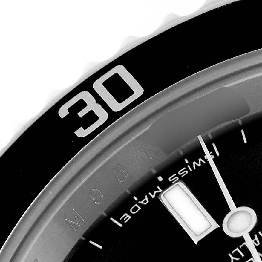 Rolex Submariner No Date 40mm 4 Liner Steel Mens Watch 14060 Box Card. Mouvement automatique à remontage automatique, officiellement certifié chronomètre. Boîtier en acier inoxydable de 40.0 mm de diamètre. Logo Rolex sur la couronne. Lunette