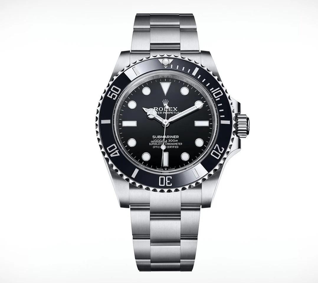 Die Oyster Perpetual Submariner aus Oystersteel mit einem Cerachrom-Lünetteneinsatz aus schwarzer Keramik und einem schwarzen Zifferblatt mit großen, leuchtenden Stundenmarkierungen.