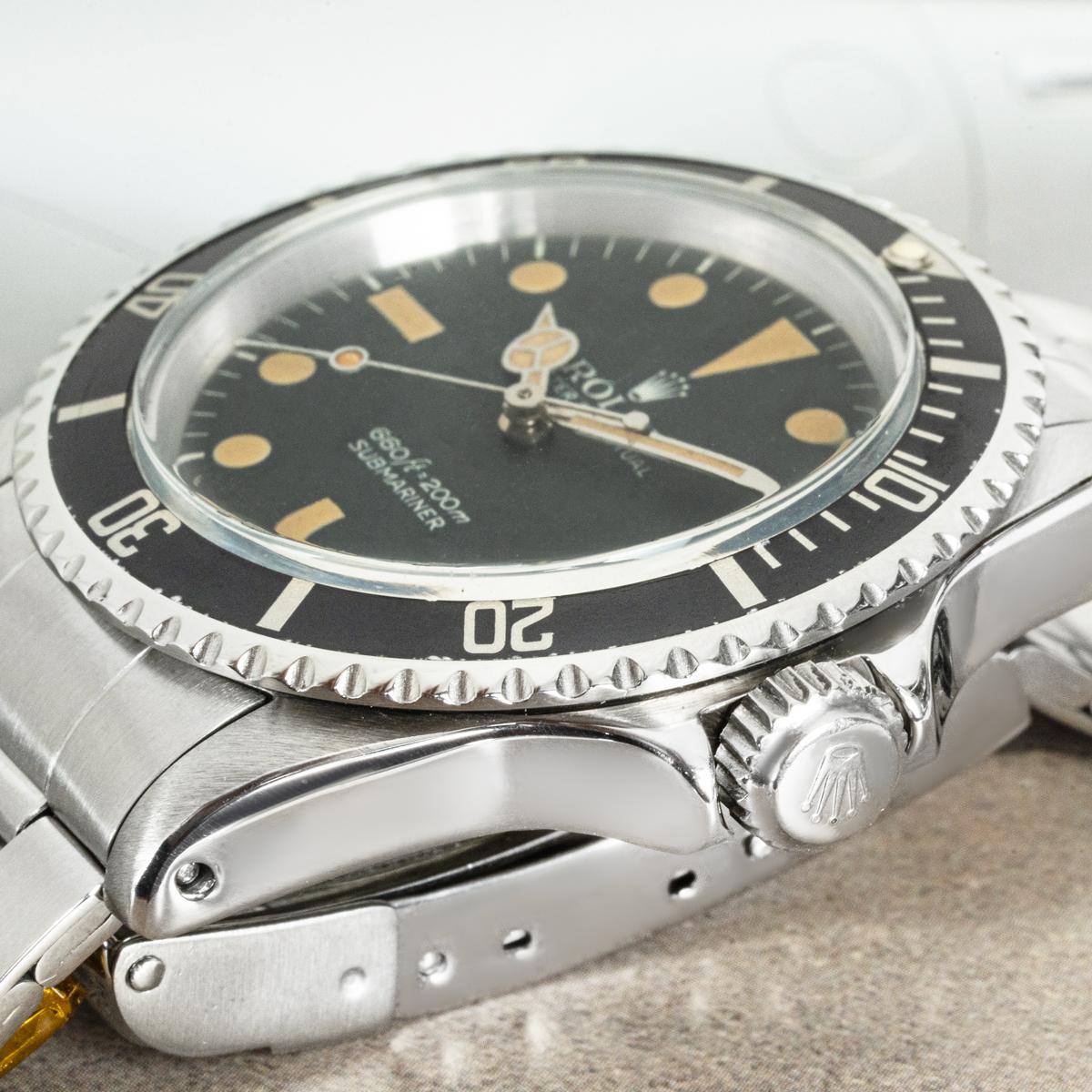 A vintage, 40mm 5513 Submariner Non-Date by Rolex in stainless steel. Featuring a matte black dial and a steel bi-directional rotating black bezel. Fitted with a plastic glass and a self-winding automatic movement, the watch is brought together by a