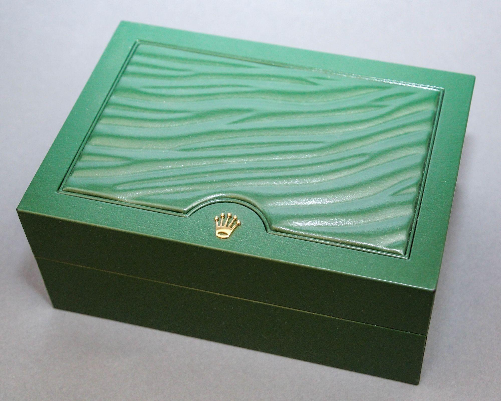 Rolex Submariner Oyster Green Wave Uhrenbox mit Staubtuch.
Leere Uhrenbox, hergestellt in der Schweiz.
Rolex Reisebox oder Präsentationsbox.
Gekennzeichnet mit Rolex Geneve.
Goldenes Rolex Logo oben.
Abmessungen: 7 