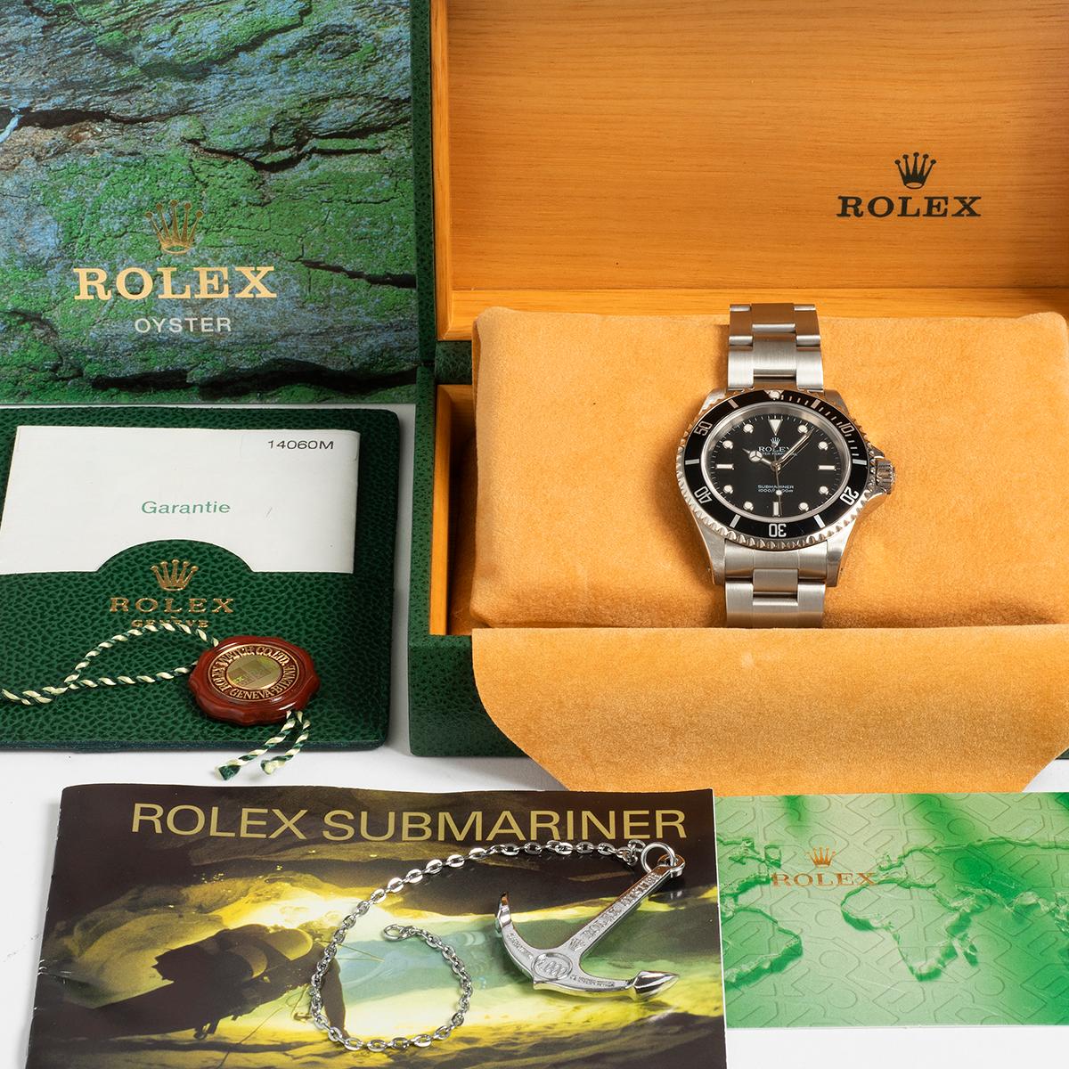 Unsere Rolex Submariner Referenz 14060M alias 'Submariner No Date' präsentiert sich in hervorragendem Zustand mit wenig bis gar keinen Gebrauchsspuren am 40mm Edelstahlgehäuse oder am Armband mit Fliplock-Schließe mit Taucherverlängerung. Diese